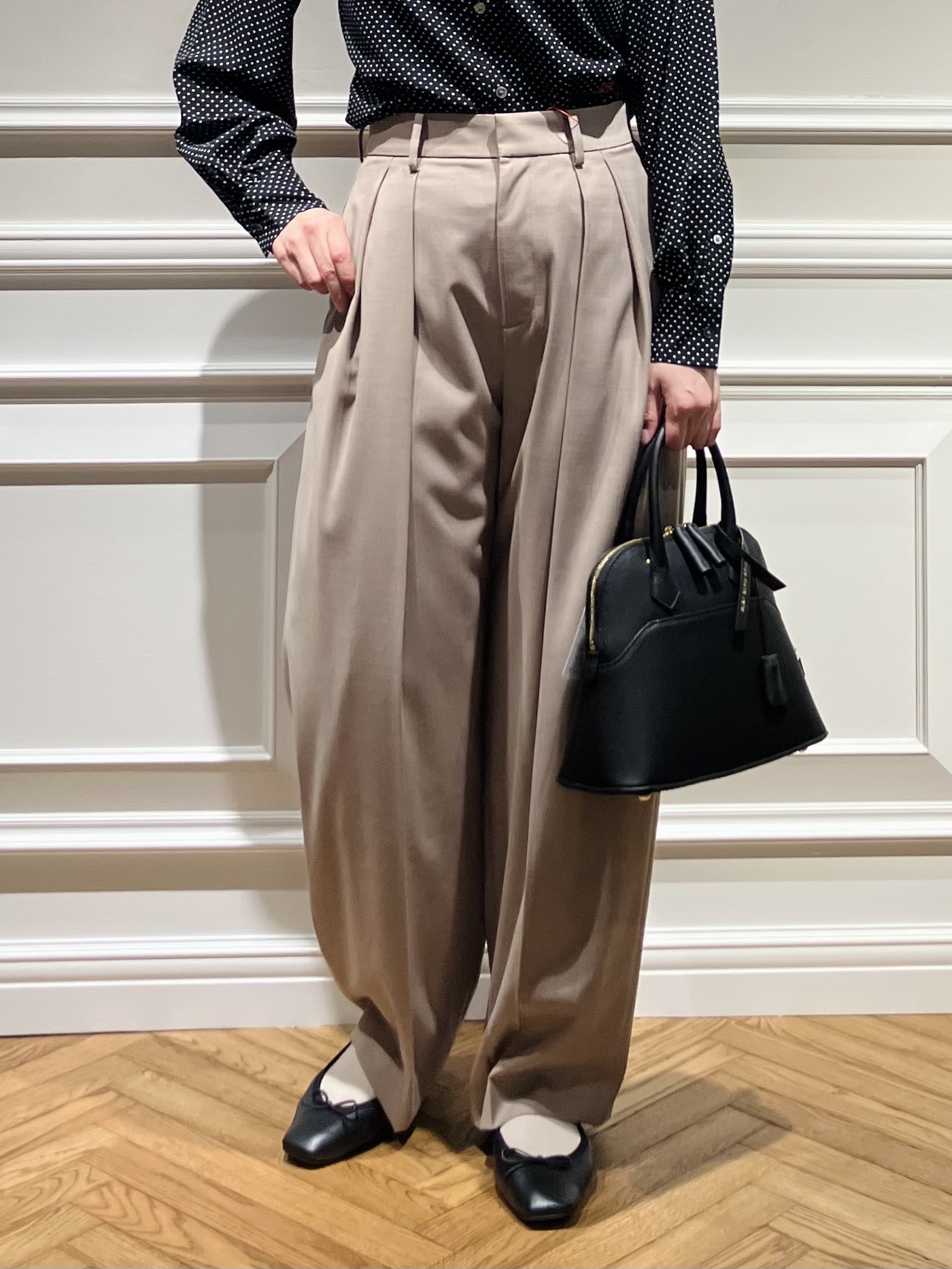 TSUKUIさんの「DRESSTERIOR｜スタンドフリル ドットシャツ」を使ったコーディネート