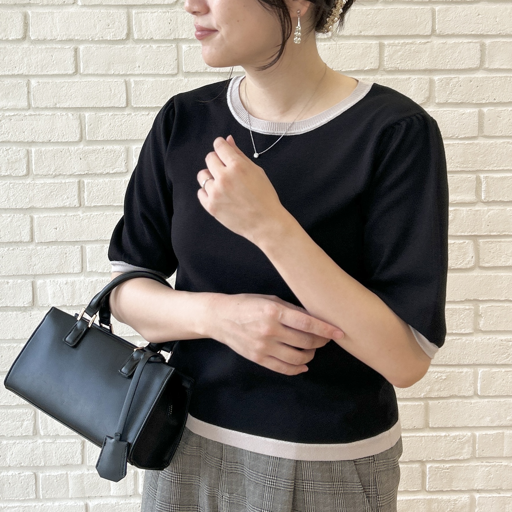shinoさんの「Couture brooch｜【きちんと見えて華やか・アンサンブル可】ラメ配色ニット」を使ったコーディネート