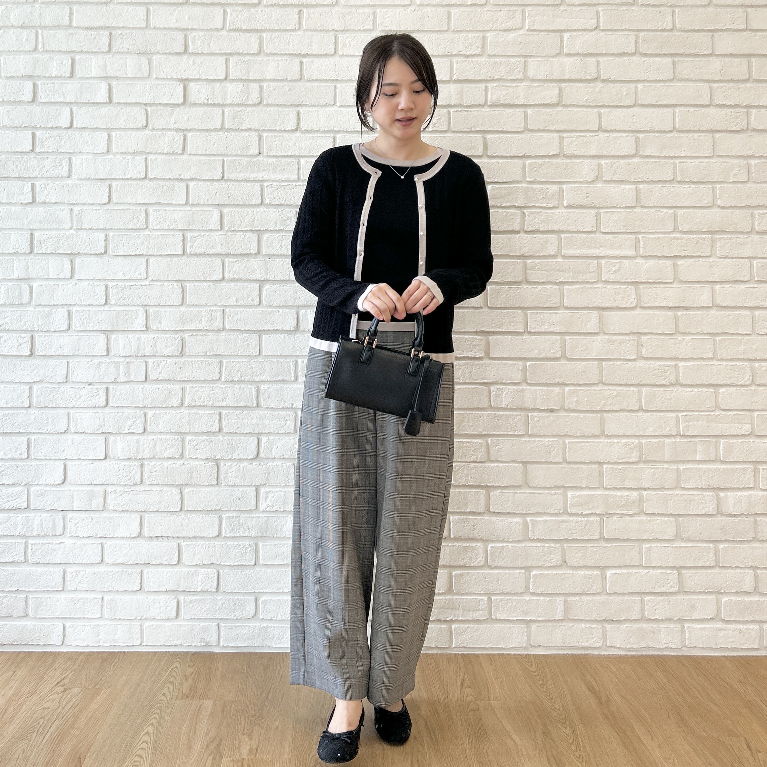 shinoさんの「Couture brooch｜【立体編みが上品・アンサンブル可】ラメ配色 ケーブルカーディガン」を使ったコーディネート