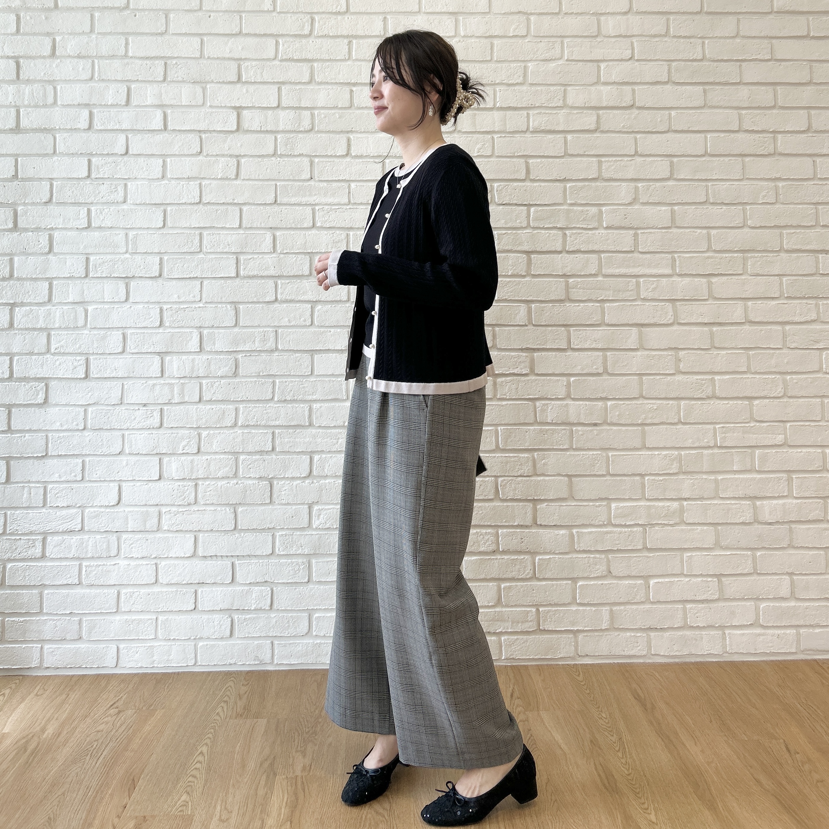 shinoさんの「Couture brooch｜【立体編みが上品・アンサンブル可】ラメ配色 ケーブルカーディガン」を使ったコーディネート