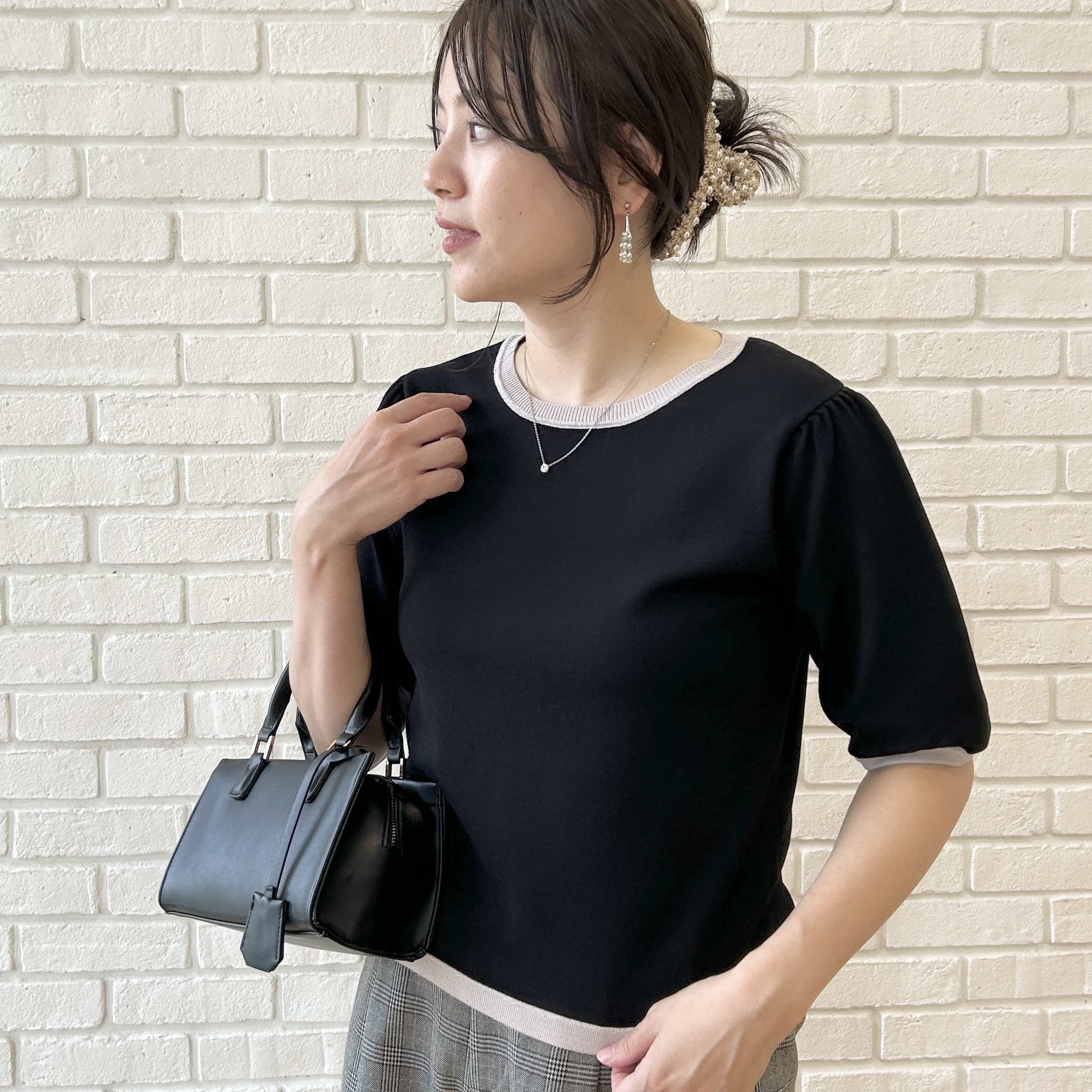 shinoさんの「Couture brooch｜【きちんと見えて華やか・アンサンブル可】ラメ配色ニット」を使ったコーディネート