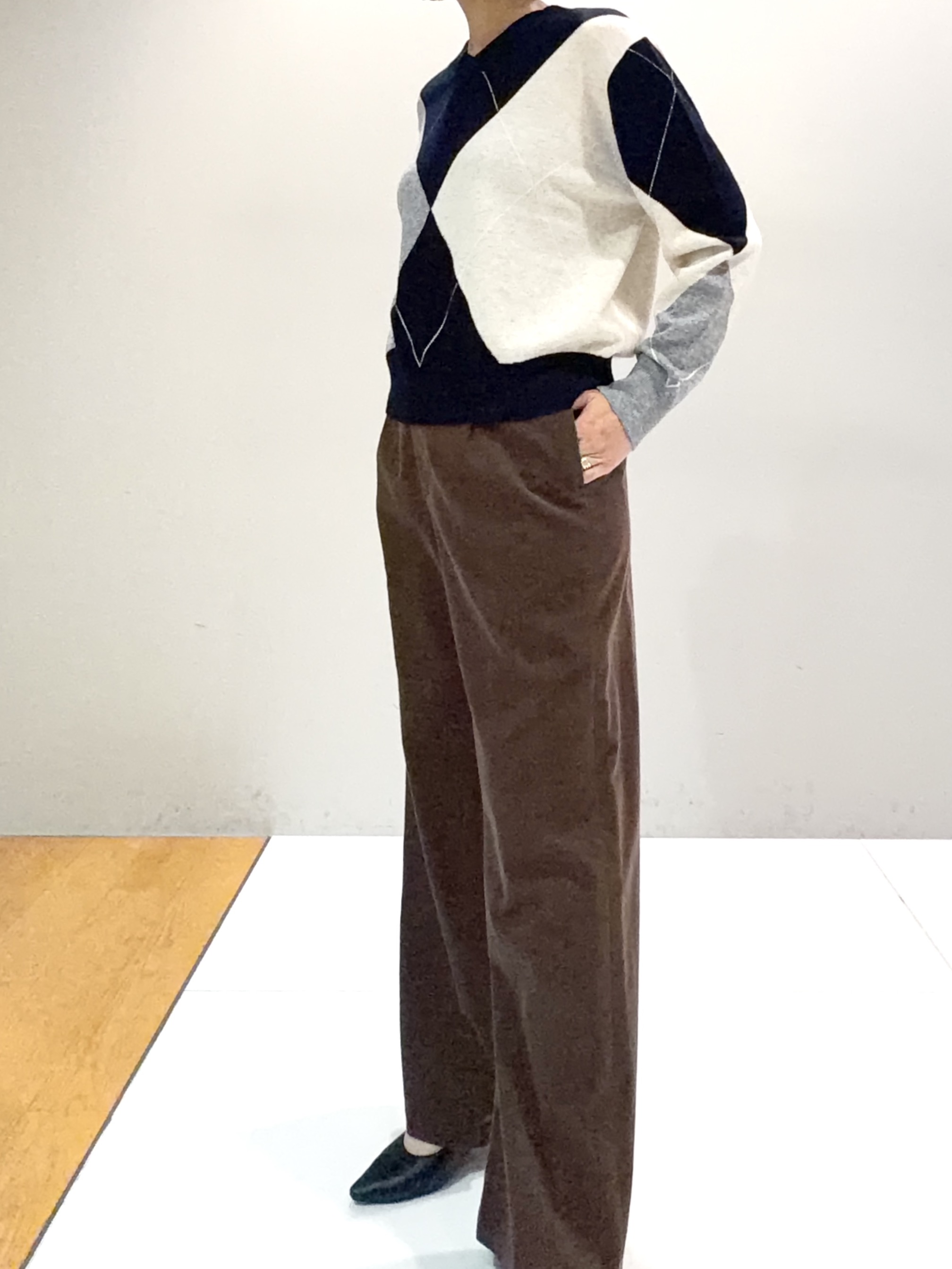 murayamaさんの「INDIVI｜【大人コーデュロイ／SETUP可】ソフトセミワイドパンツ」を使ったコーディネート