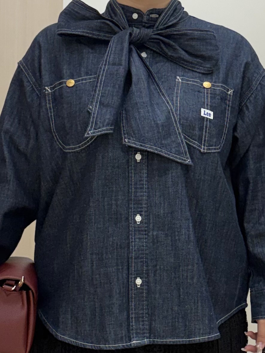akariさんの「grove｜【Lee&times;grove別注】DENIM BOWTIE SHIRTS」を使ったコーディネート