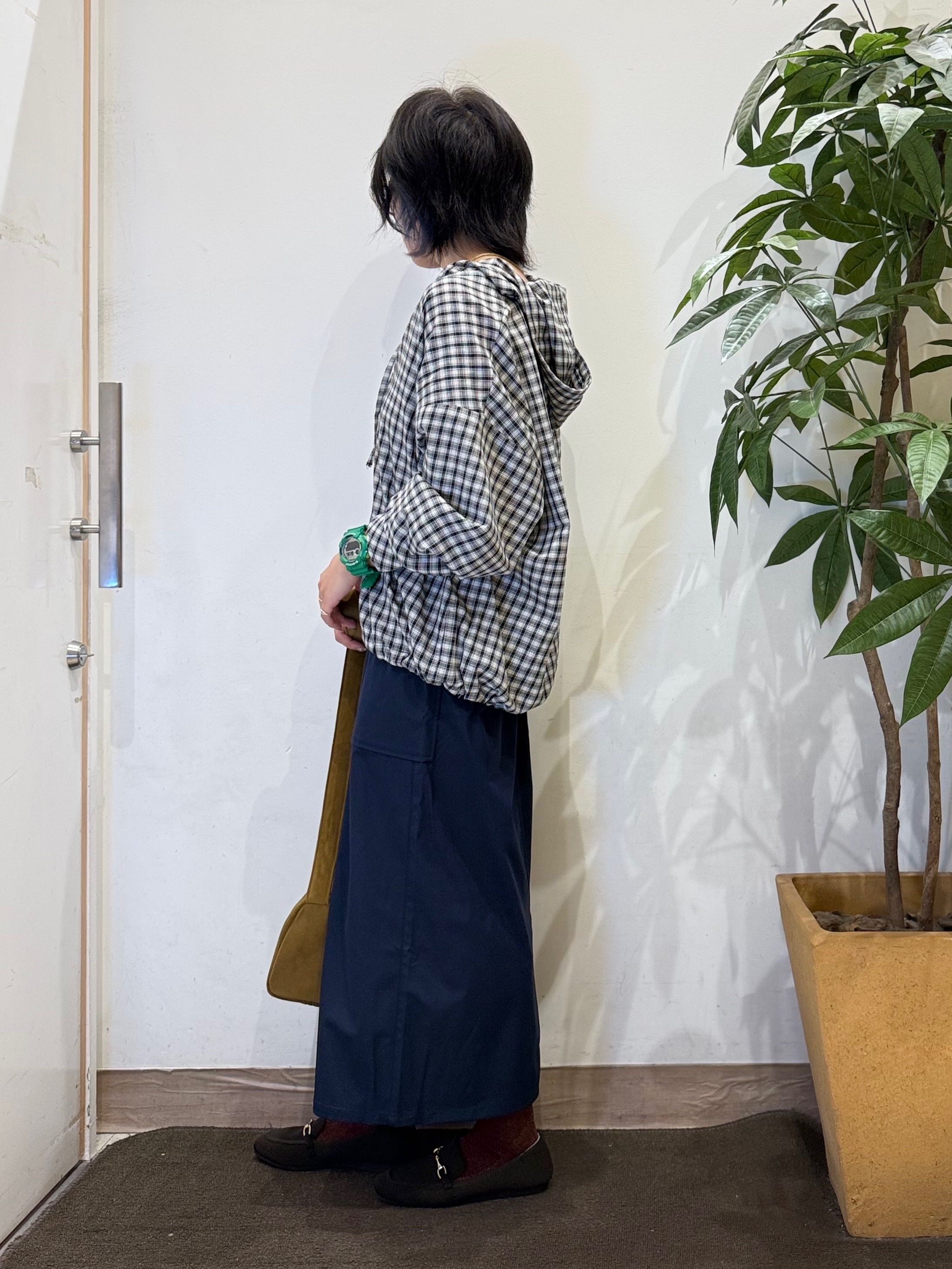 misakiさんの「SHOO･LA･RUE｜【S-LL/洗濯機可】大人カジュアルに。裾ドロスト フードチェックシャツ」を使ったコーディネート