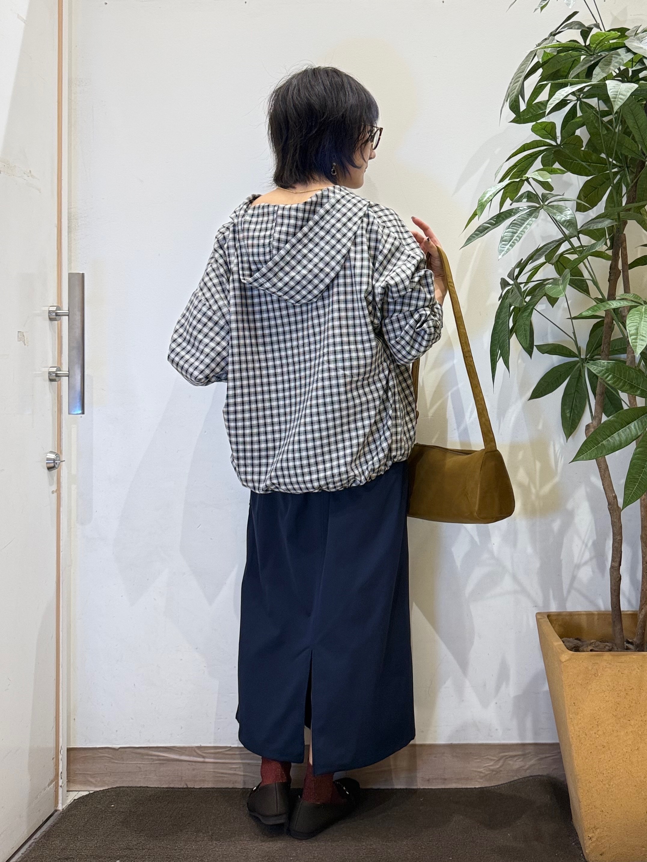 misakiさんの「SHOO･LA･RUE｜【S-LL/洗濯機可】大人カジュアルに。裾ドロスト フードチェックシャツ」を使ったコーディネート