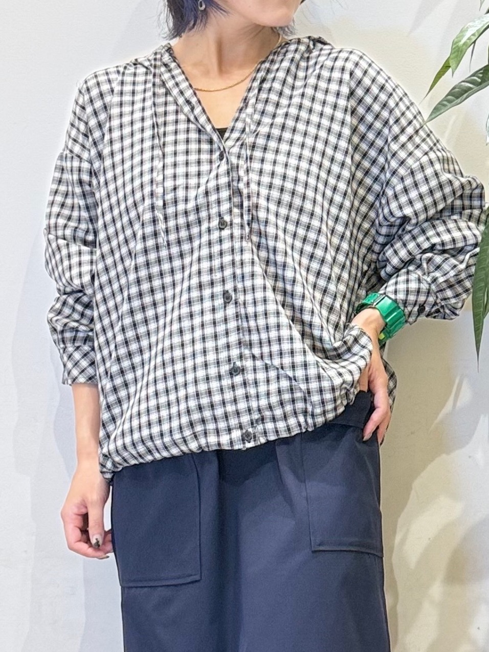misakiさんの「SHOO･LA･RUE｜【S-LL/洗濯機可】大人カジュアルに。裾ドロスト フードチェックシャツ」を使ったコーディネート