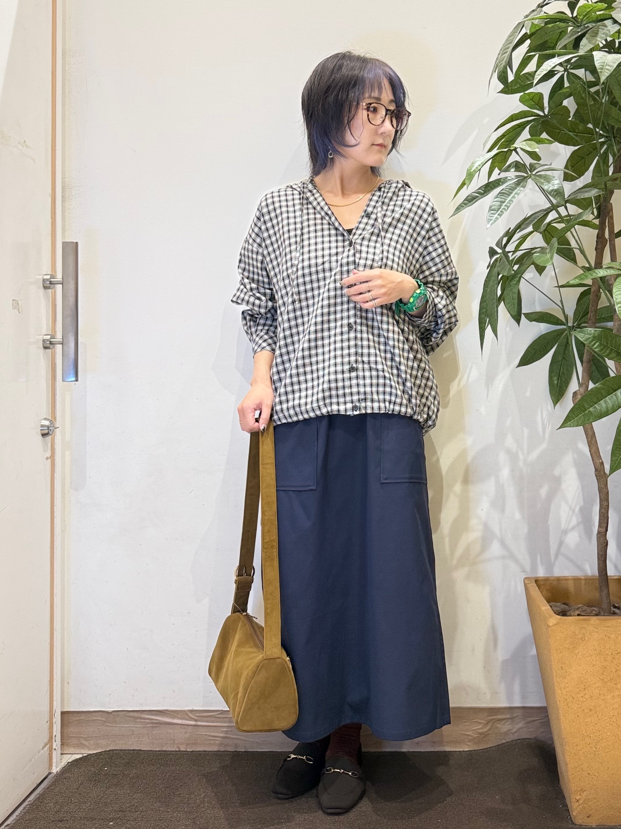 misakiさんの「SHOO･LA･RUE｜【S-LL/洗濯機可】大人カジュアルに。裾ドロスト フードチェックシャツ」を使ったコーディネート