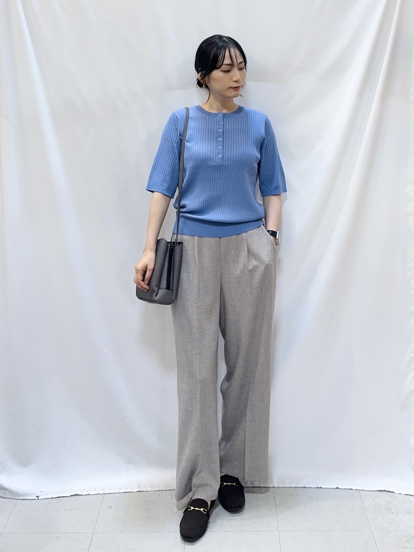 𝐇𝐢𝐫𝐨𝐦𝐢さんの「SHOO･LA･RUE｜【S-LL/洗濯機可】ボタンデザインがポイント ヘンリーネックリブニット」を使ったコーディネート