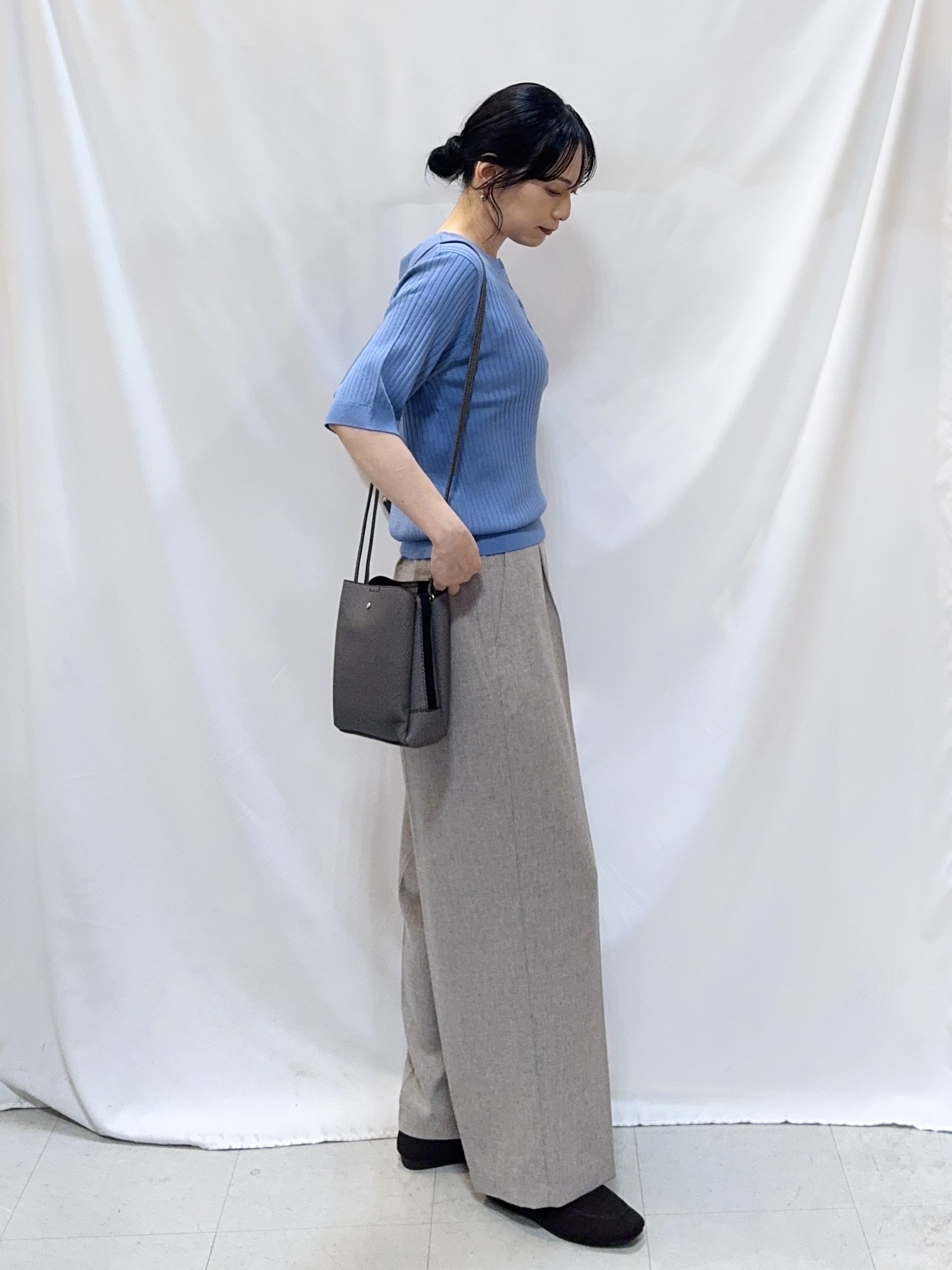 𝐇𝐢𝐫𝐨𝐦𝐢さんの「SHOO･LA･RUE｜【S-LL/洗濯機可】ボタンデザインがポイント ヘンリーネックリブニット」を使ったコーディネート