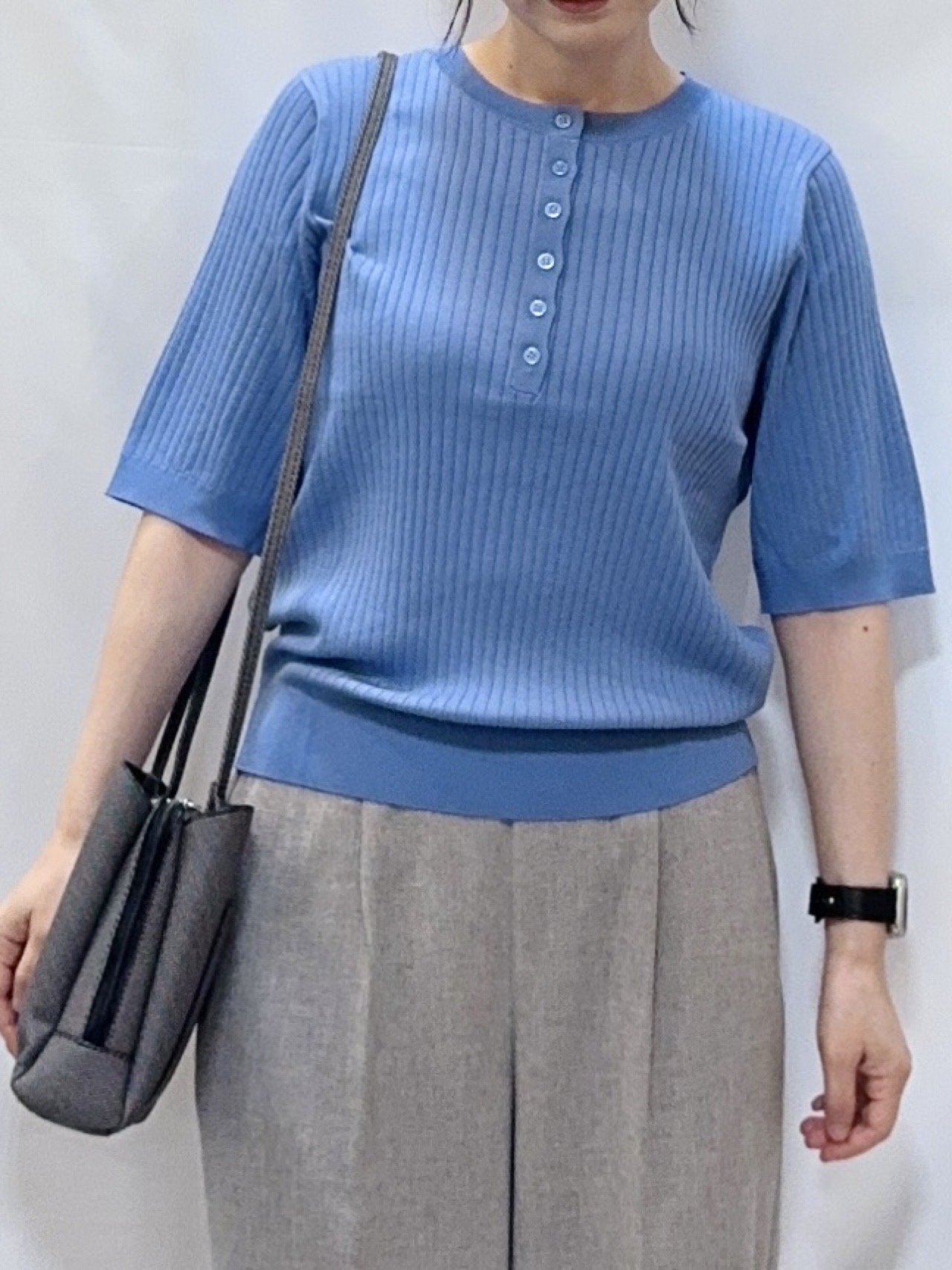 𝐇𝐢𝐫𝐨𝐦𝐢さんの「SHOO･LA･RUE｜【S-LL/洗濯機可】ボタンデザインがポイント ヘンリーネックリブニット」を使ったコーディネート