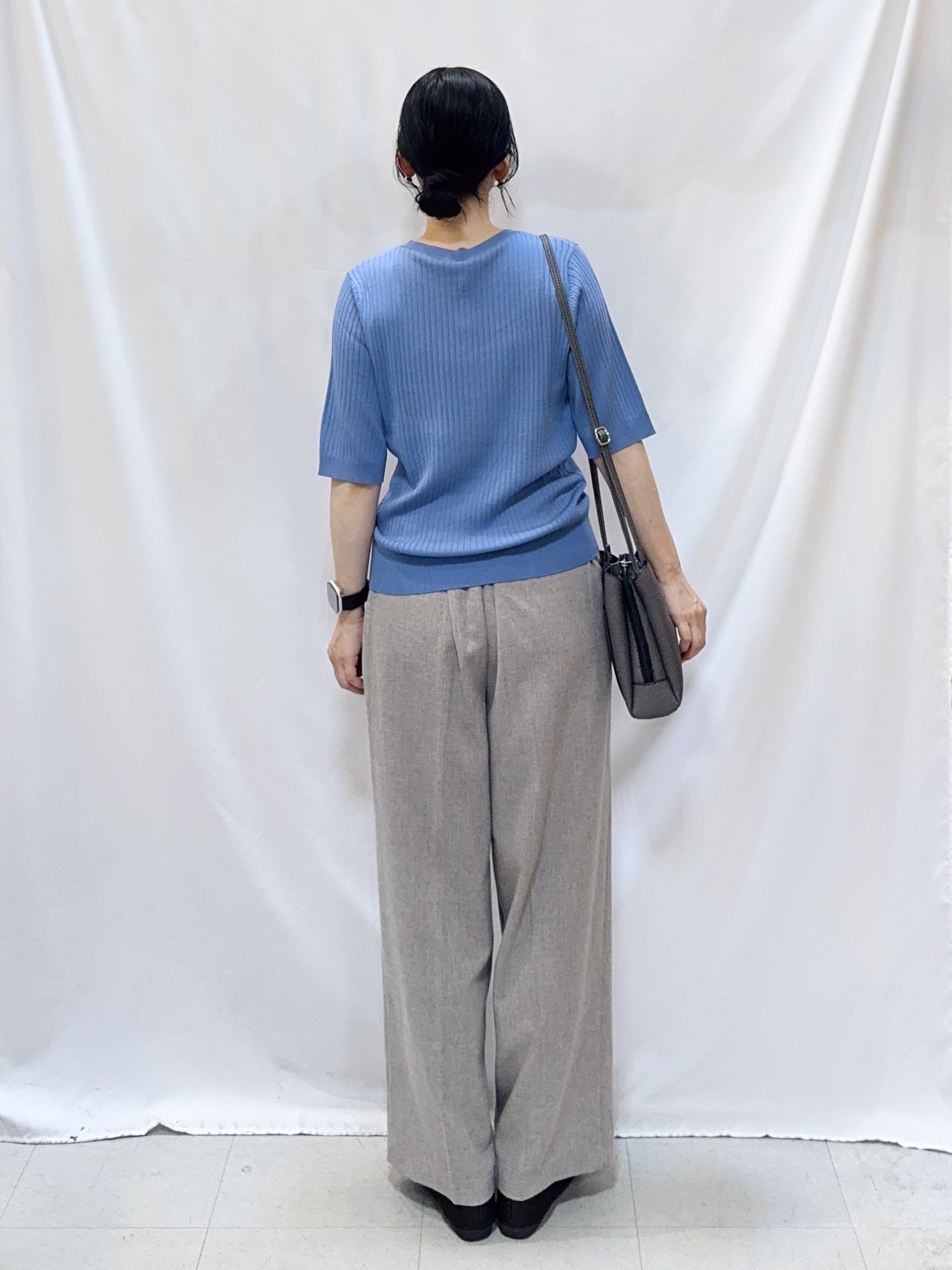 𝐇𝐢𝐫𝐨𝐦𝐢さんの「SHOO･LA･RUE｜【S-LL/洗濯機可】ボタンデザインがポイント ヘンリーネックリブニット」を使ったコーディネート