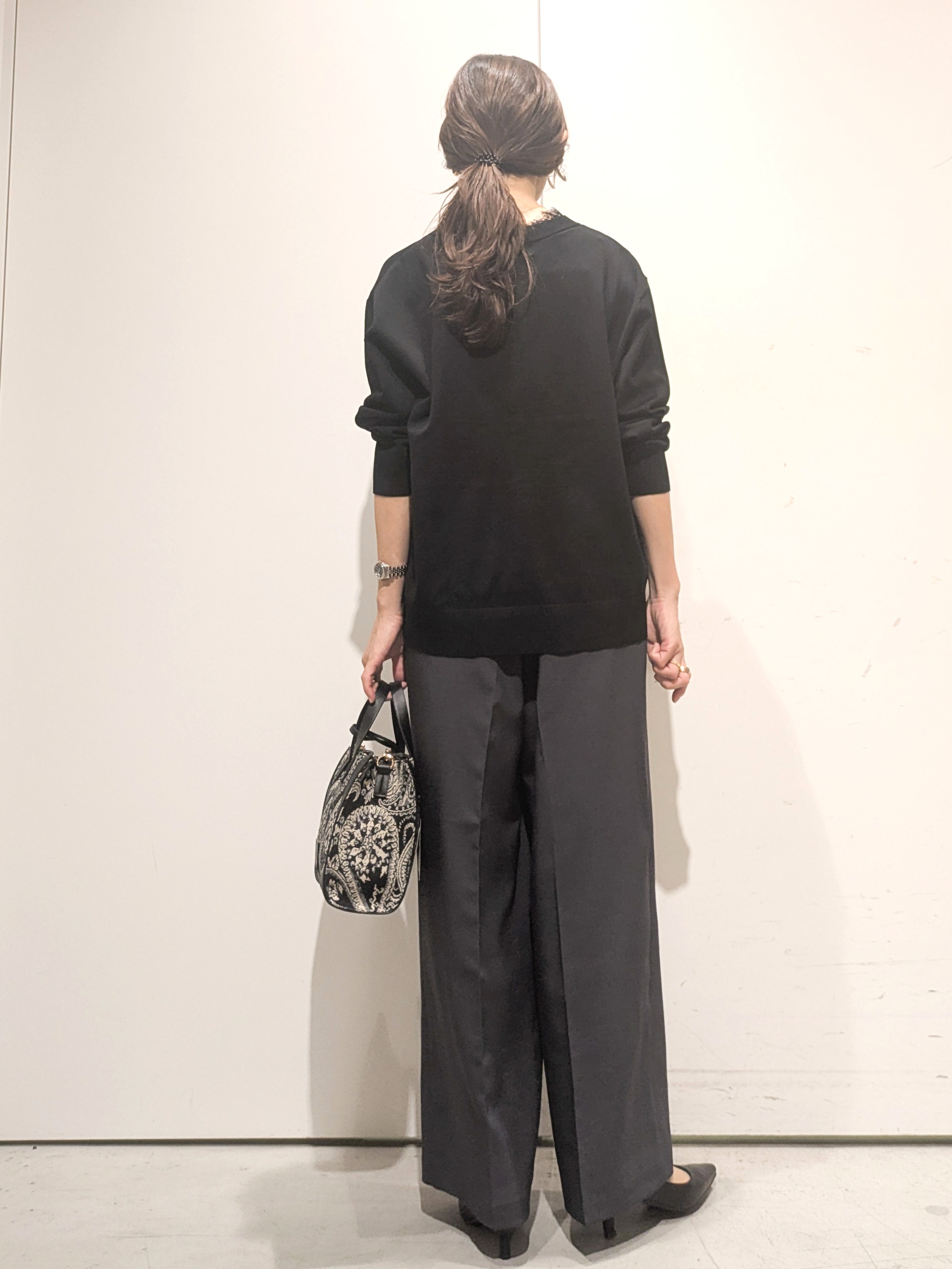 machiさんの「OPAQUE.CLIP｜レース付きVネックニット【洗濯機OK】」を使ったコーディネート