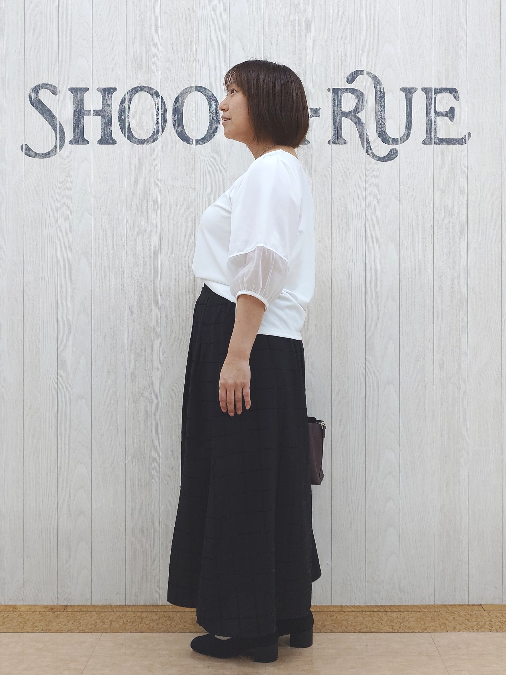 とろろさんの「SHOO･LA･RUE｜【洗濯機可/S-LL】 大人のシアー感 お袖切り替えラウンドネックトップス」を使ったコーディネート