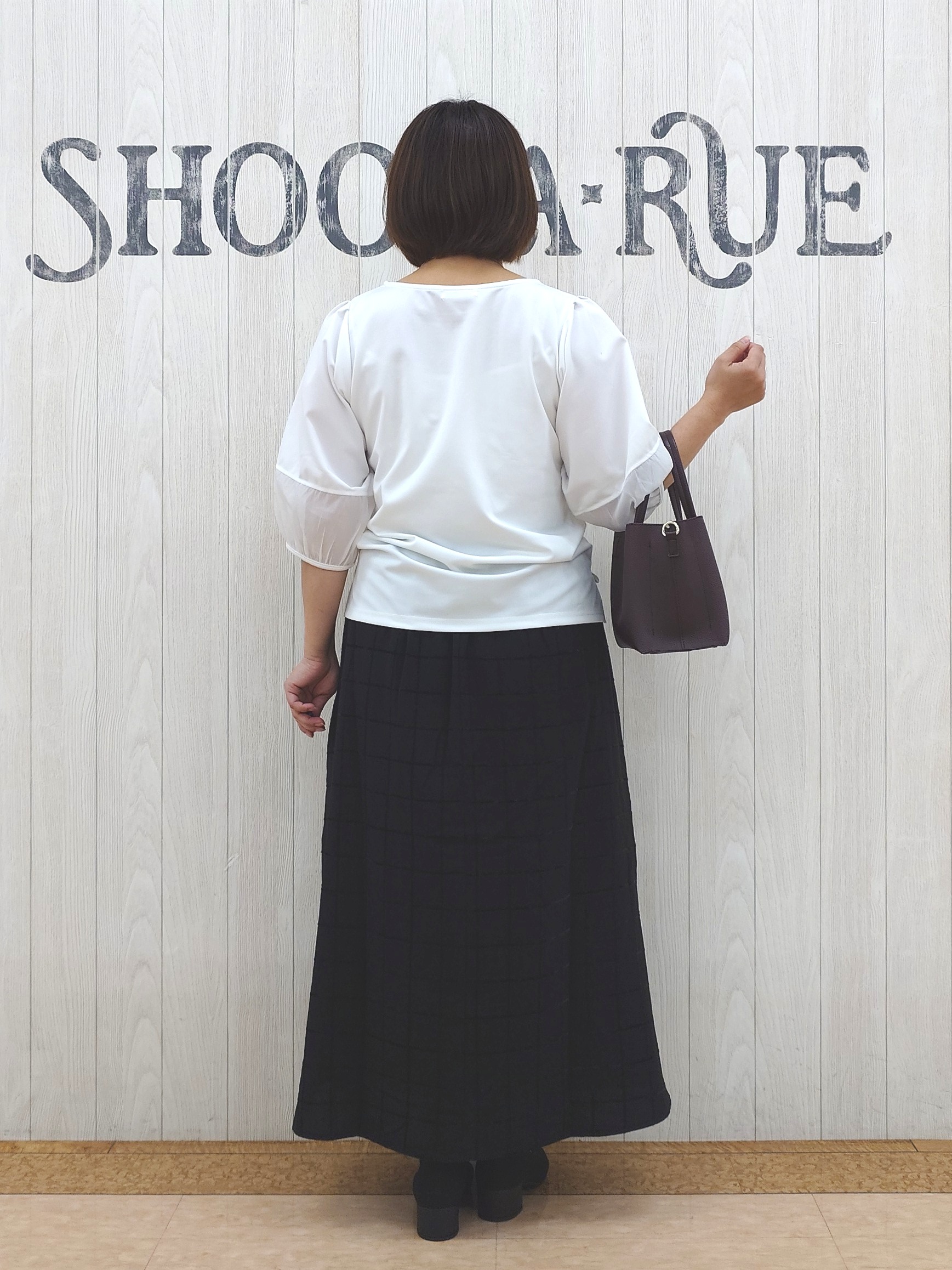 とろろさんの「SHOO･LA･RUE｜【洗濯機可/S-LL】 大人のシアー感 お袖切り替えラウンドネックトップス」を使ったコーディネート