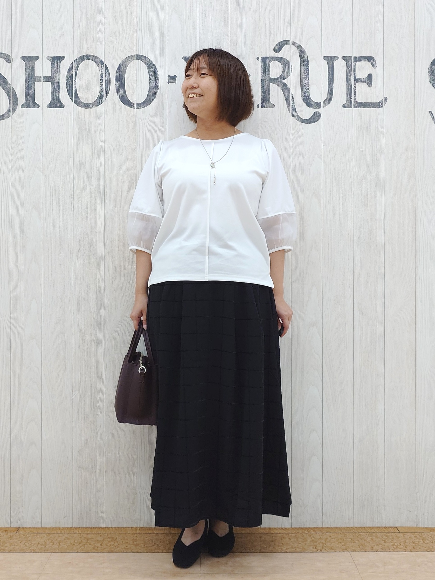 とろろさんの「SHOO･LA･RUE｜【洗濯機可/S-LL】 大人のシアー感 お袖切り替えラウンドネックトップス」を使ったコーディネート