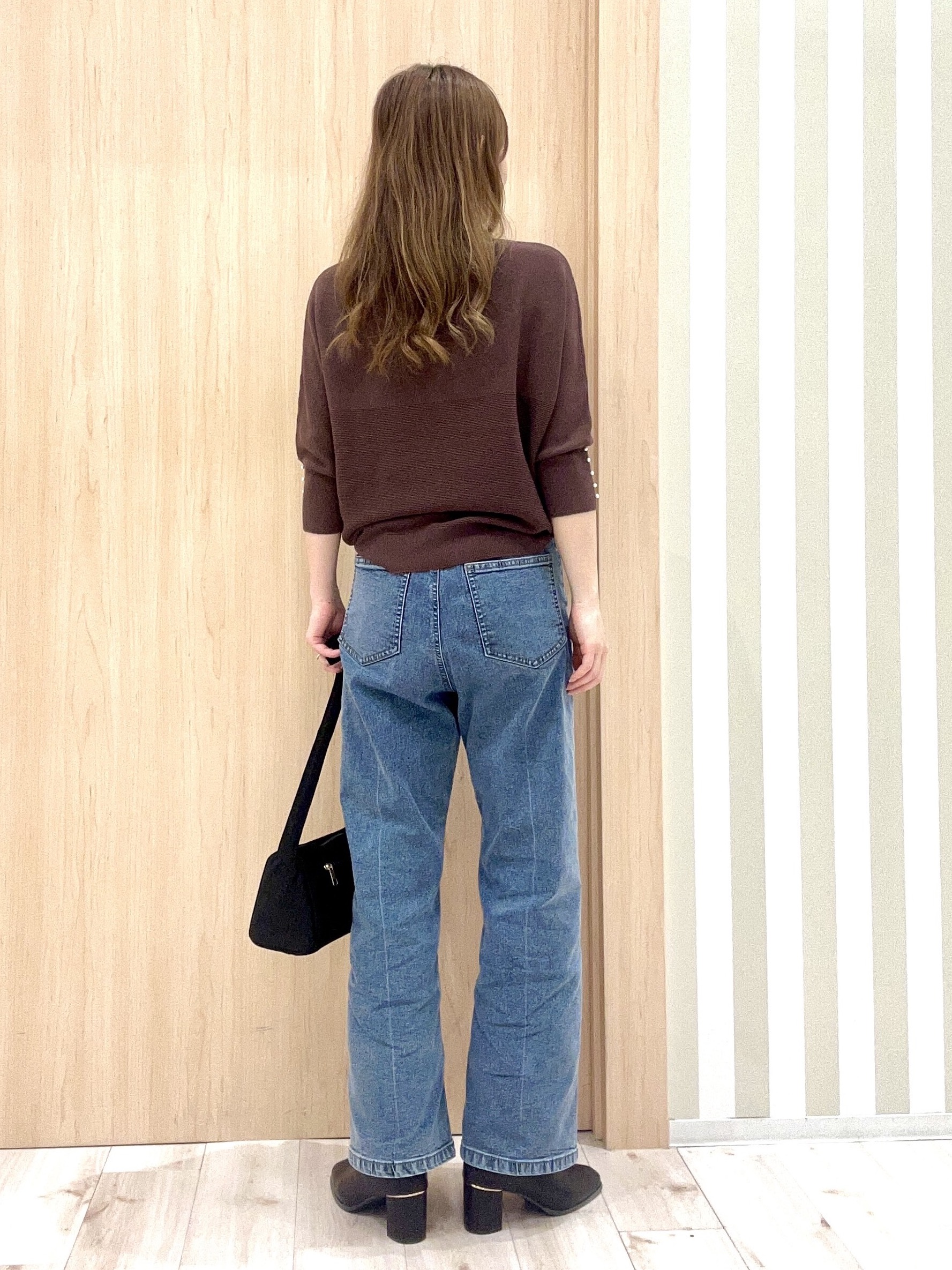 ririさんの「SHOO･LA･RUE｜【毛玉になりにくい】パール調ボタンが女性らしさをプラス ガーター切替 7分袖ドルマンニット」を使ったコーディネート