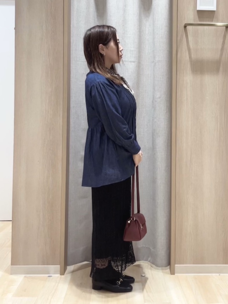 たけちゃんさんの「grove｜軽やかなデニムで、女性らしく　ピンタックデニムダンガリーブラウス」を使ったコーディネート