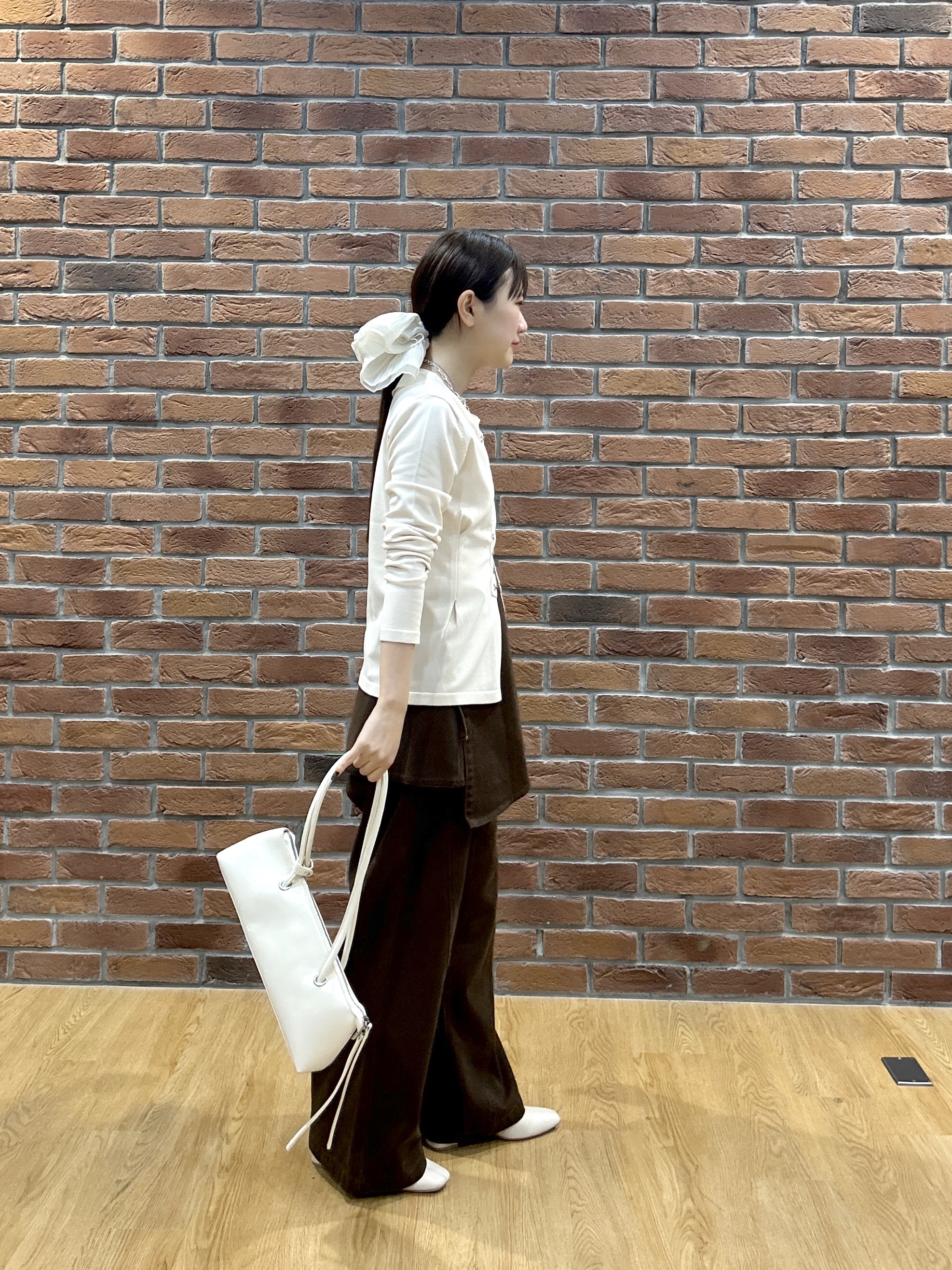 Renoさんの「INDIVI｜フロントホックコンパクトニットカーディガン」を使ったコーディネート