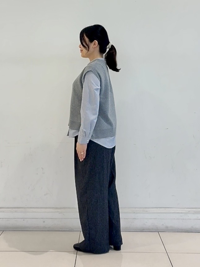 チョコさんの「grove｜【2点セット/時短・着回し】ニットベスト&times;シャツ」を使ったコーディネート