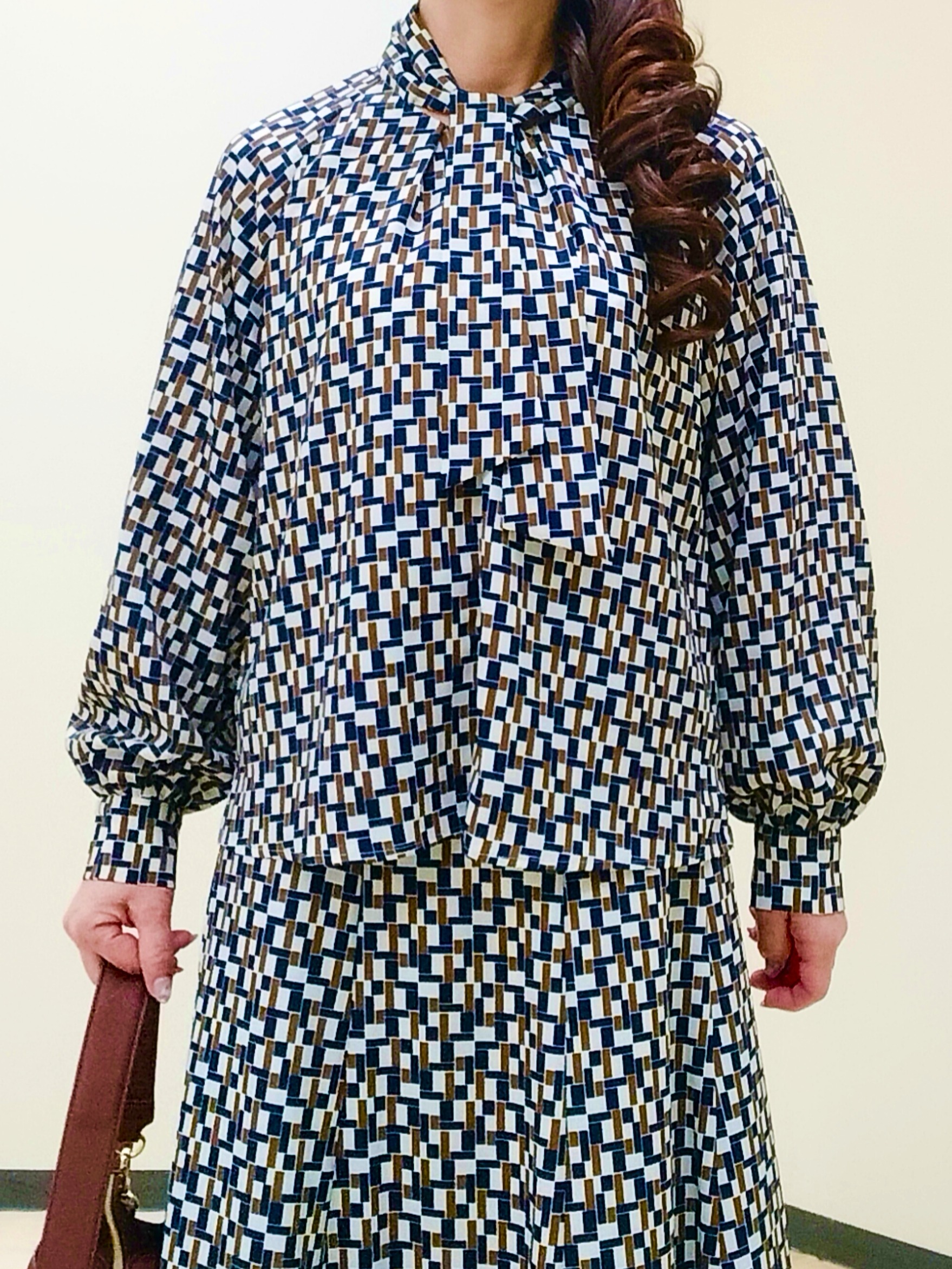 花さんの「Reflect｜【SS-4Lサイズ／セットアップ】幾何柄プリント ボウタイデザインブラウス」を使ったコーディネート
