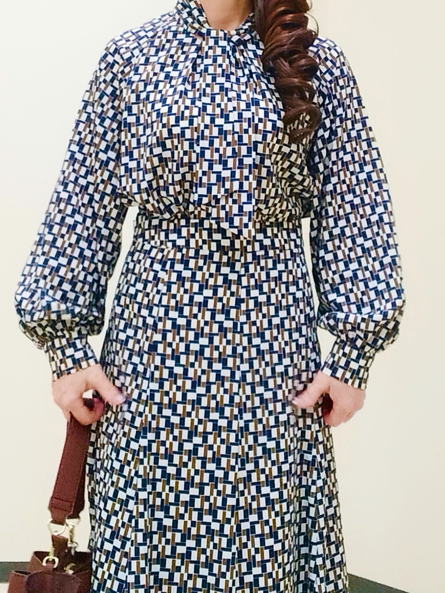 花さんの「Reflect｜【SS-4Lサイズ／セットアップ】幾何柄プリント ボウタイデザインブラウス」を使ったコーディネート