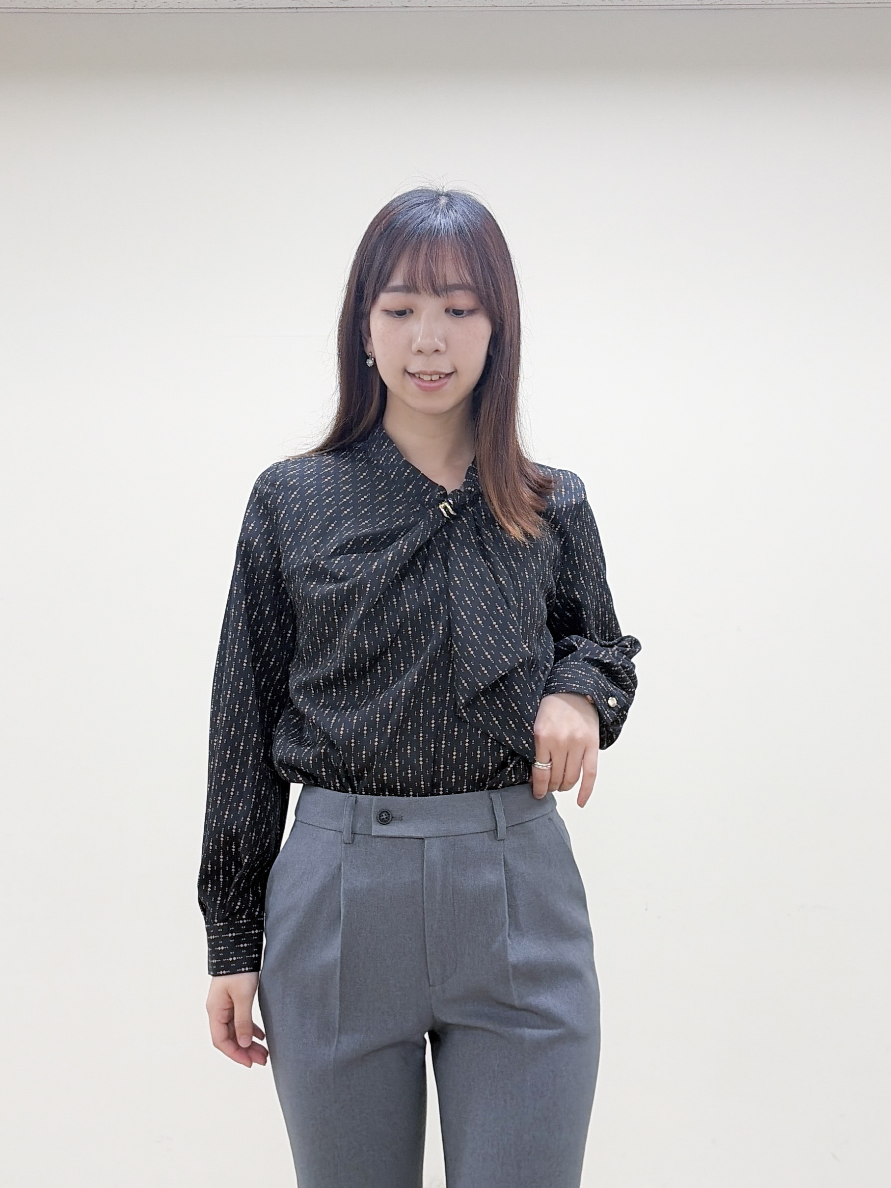 yurinaさんの「index｜ゴールドモチーフ付きボウタイブラウス【洗濯機OK／イージーアイロン】」を使ったコーディネート