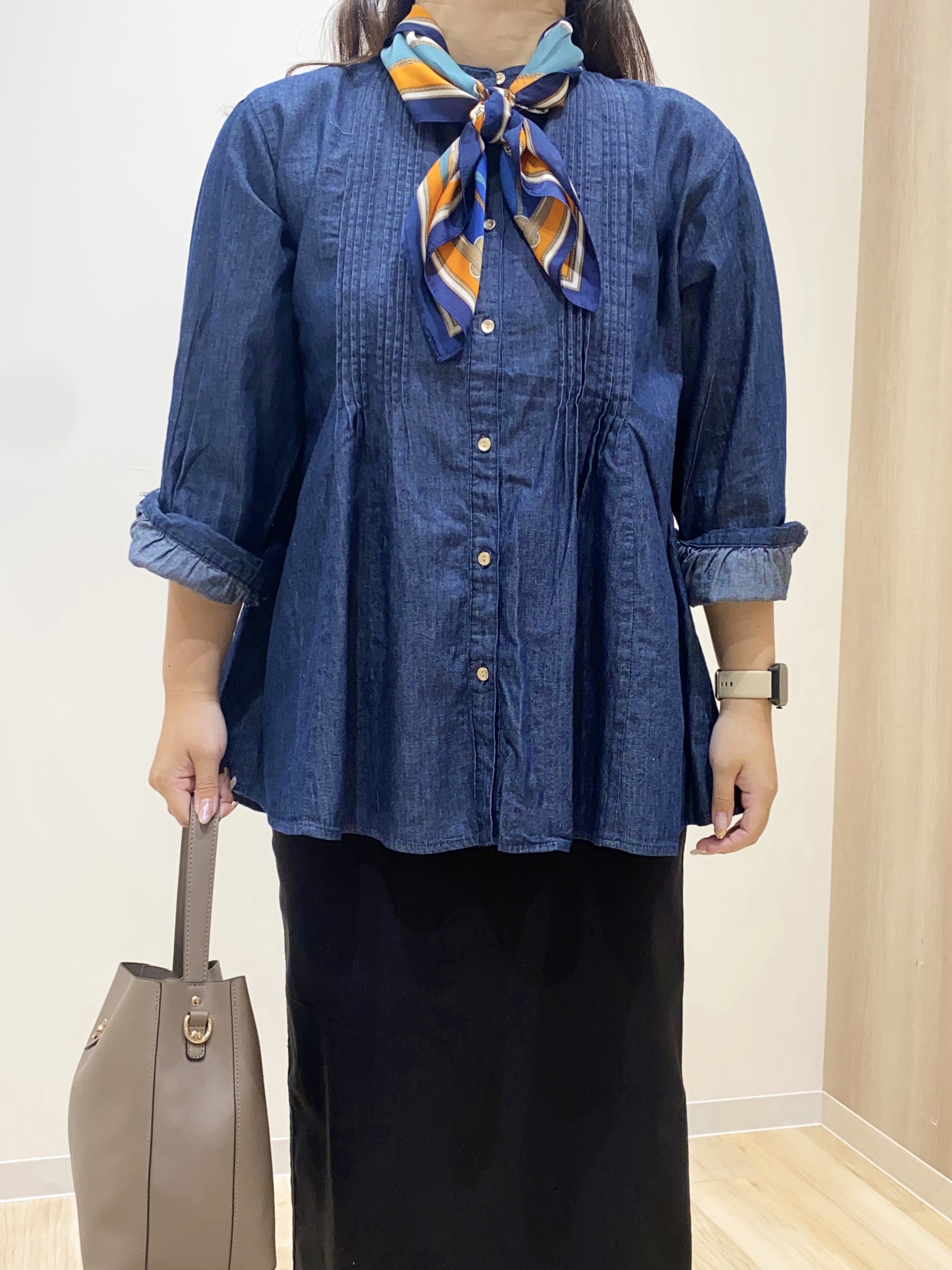 HANAさんの「grove｜軽やかなデニムで、女性らしく　ピンタックデニムダンガリーブラウス」を使ったコーディネート
