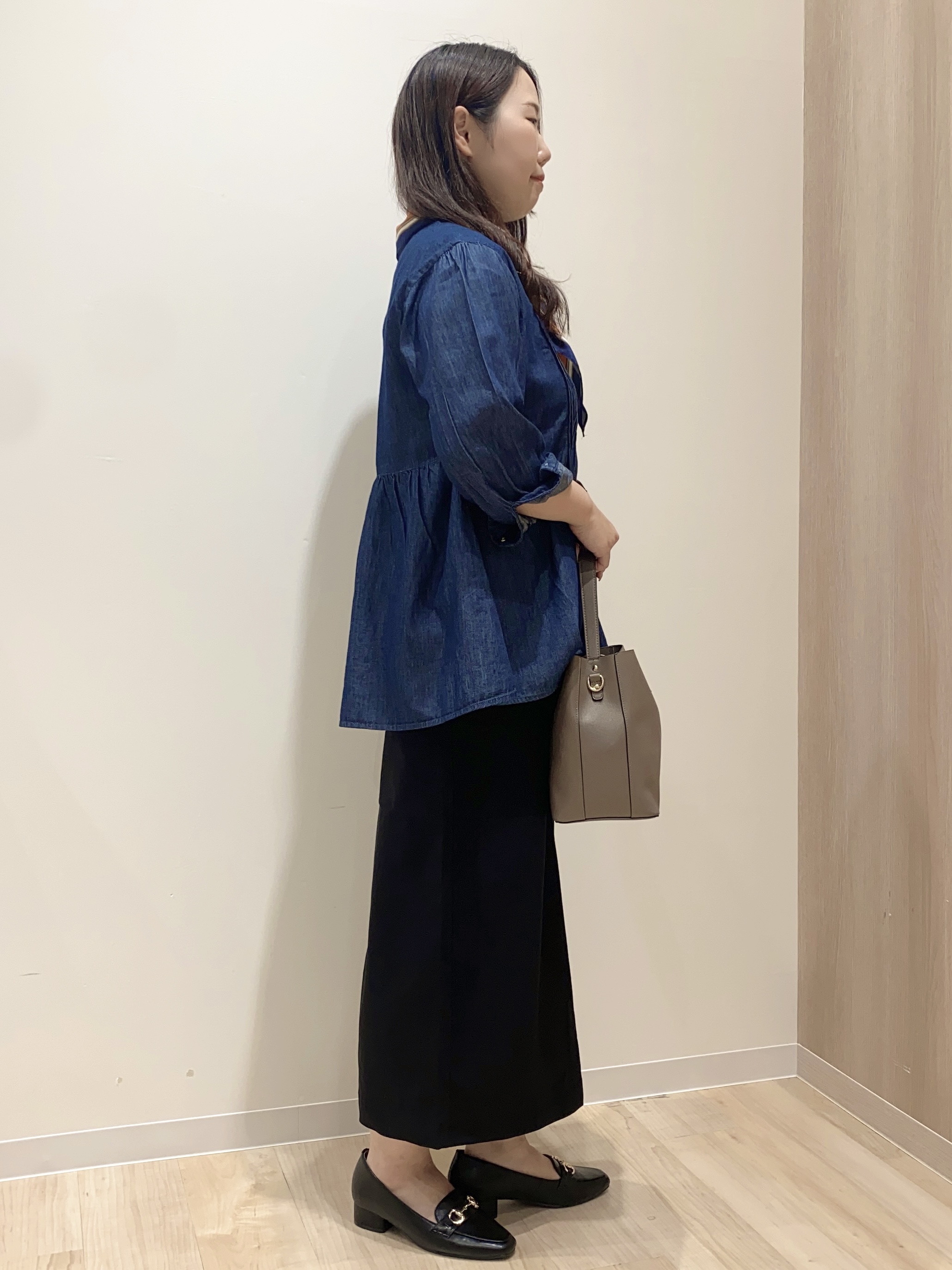 HANAさんの「grove｜軽やかなデニムで、女性らしく　ピンタックデニムダンガリーブラウス」を使ったコーディネート