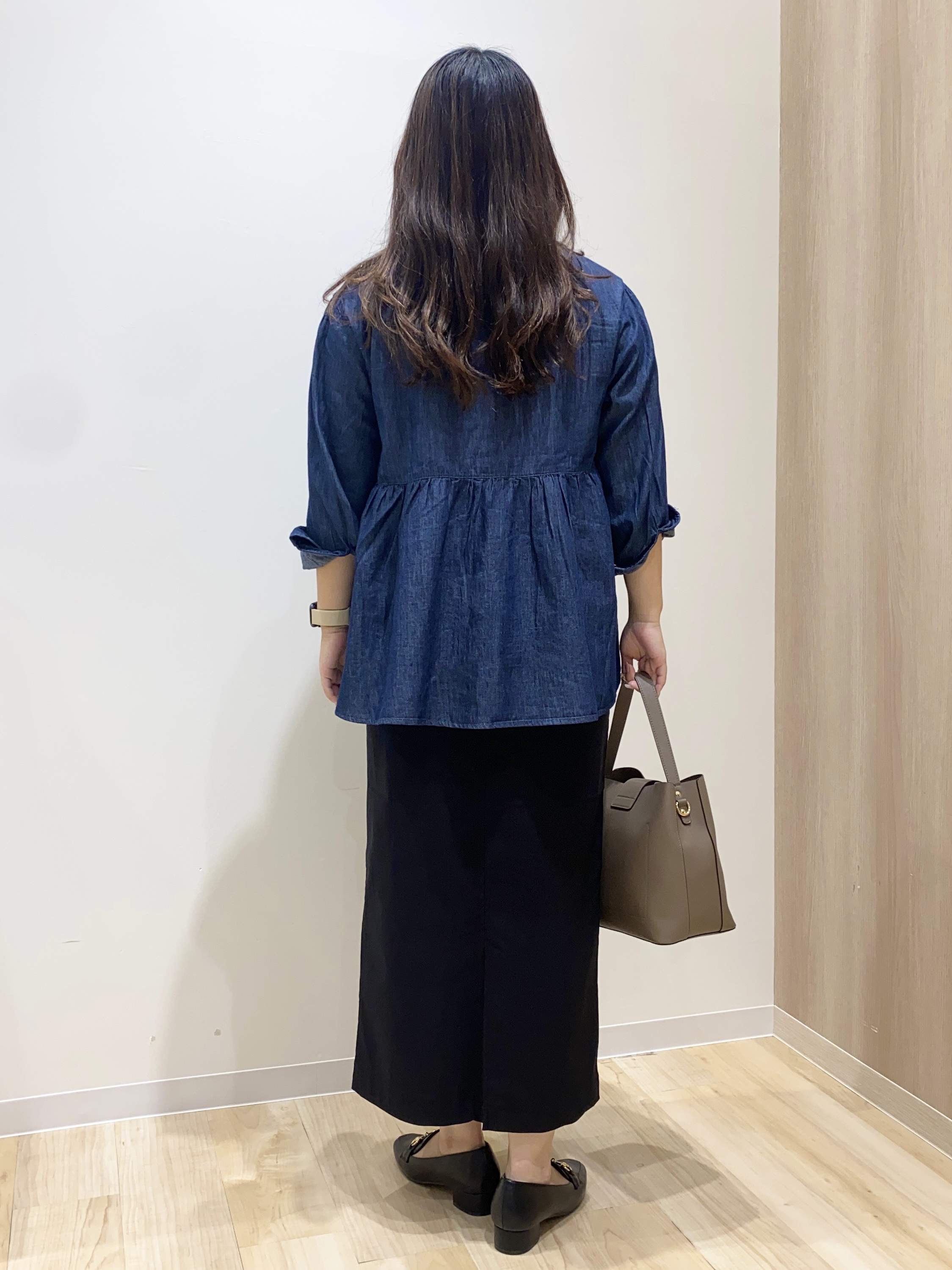 HANAさんの「grove｜軽やかなデニムで、女性らしく　ピンタックデニムダンガリーブラウス」を使ったコーディネート