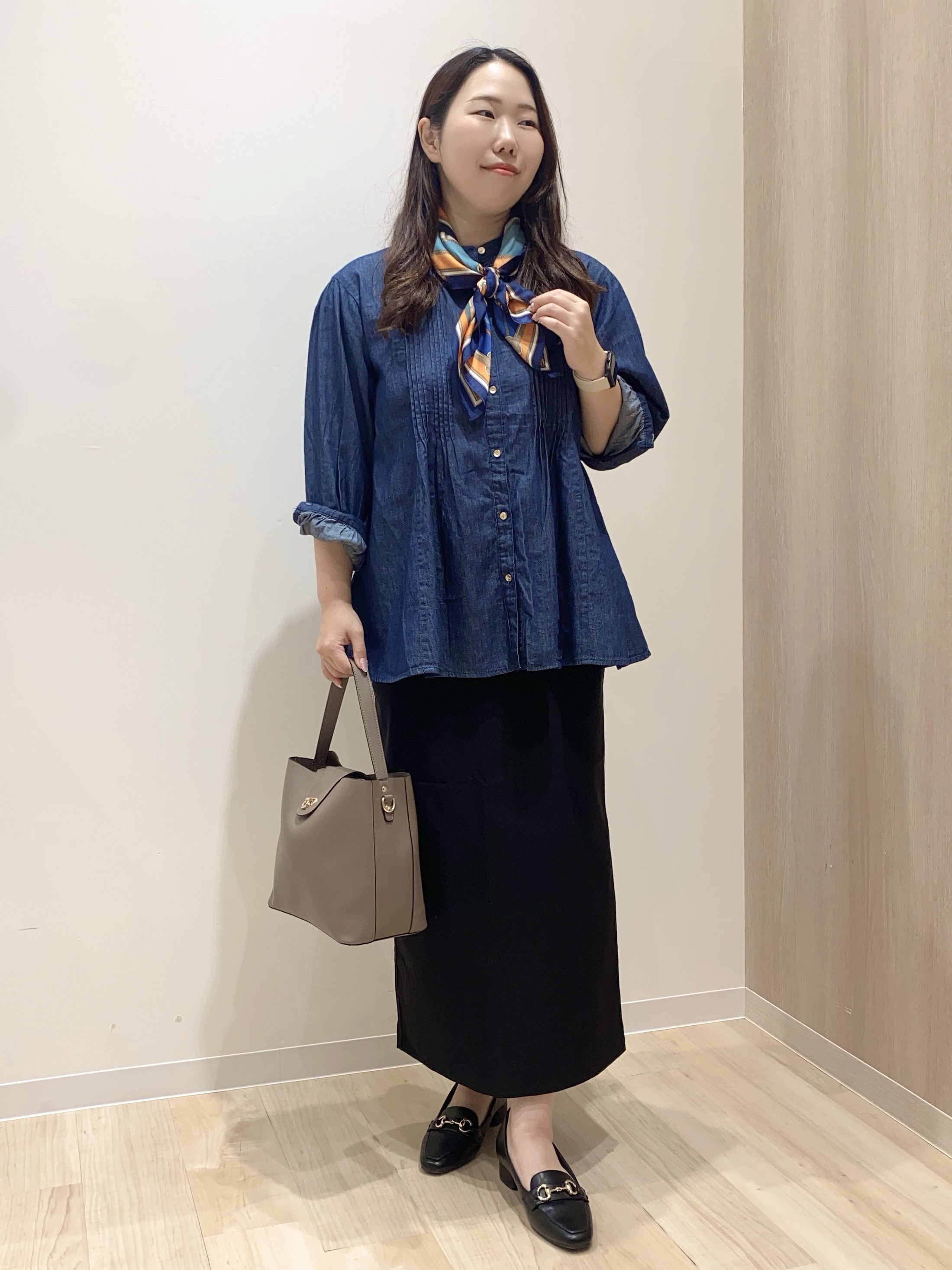 HANAさんの「grove｜軽やかなデニムで、女性らしく　ピンタックデニムダンガリーブラウス」を使ったコーディネート