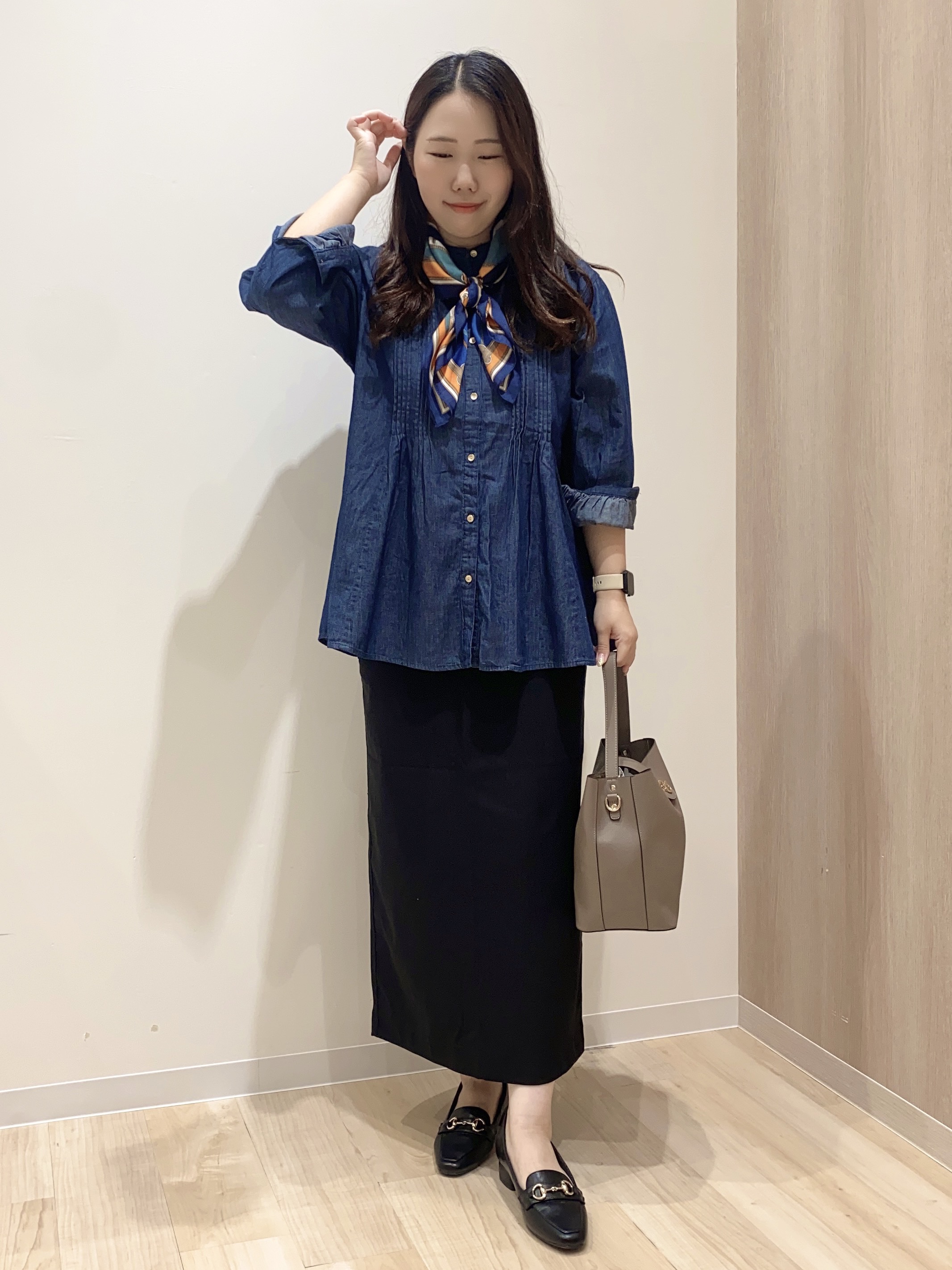 HANAさんの「grove｜軽やかなデニムで、女性らしく　ピンタックデニムダンガリーブラウス」を使ったコーディネート