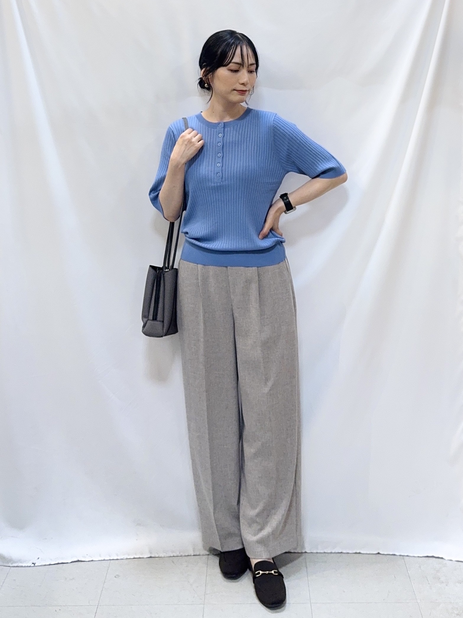 𝐇𝐢𝐫𝐨𝐦𝐢さんの「SHOO･LA･RUE｜【S-LL/洗濯機可】ボタンデザインがポイント ヘンリーネックリブニット」を使ったコーディネート