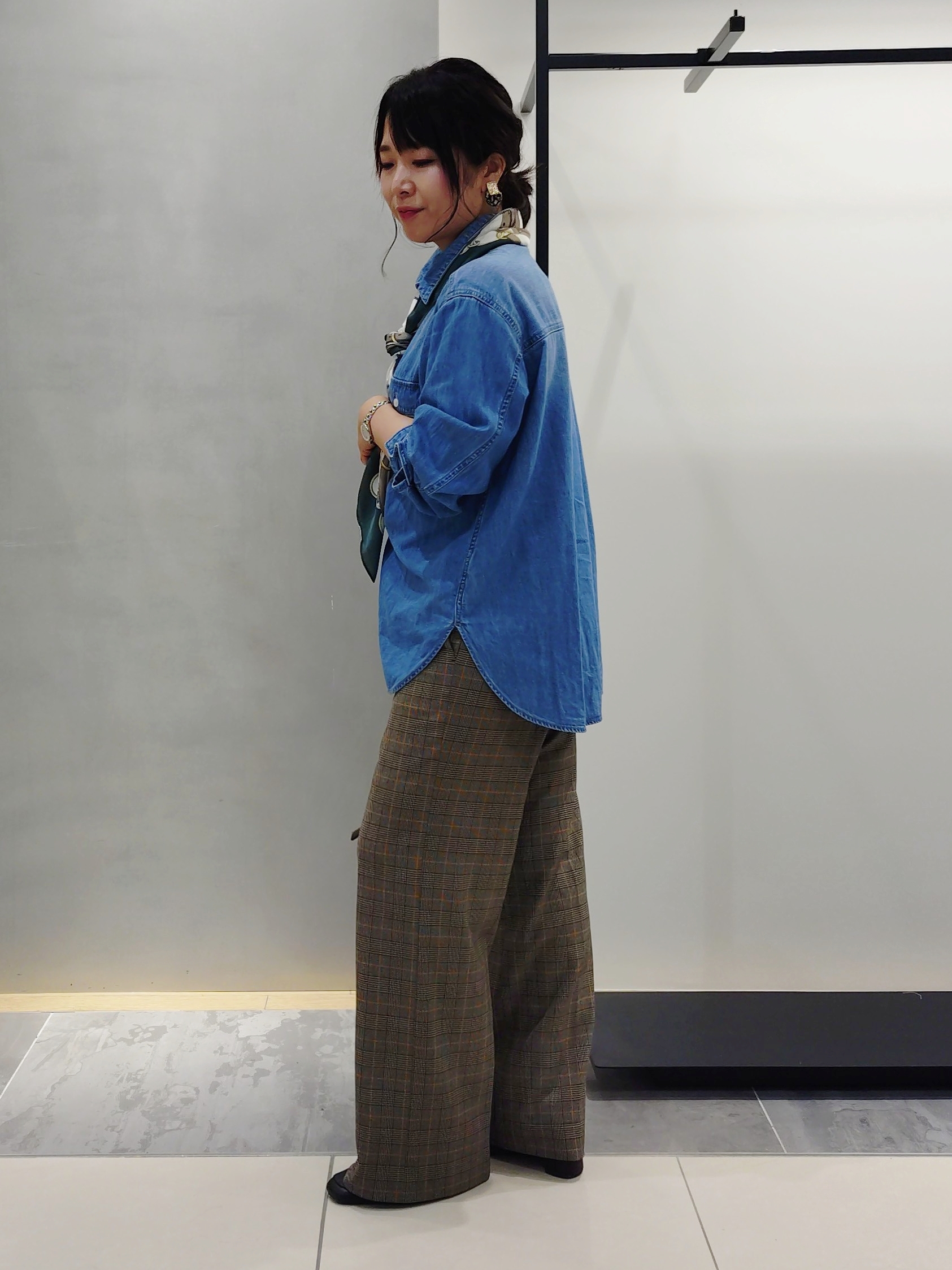 TOMOMIさんの「INDIVI｜【洗濯機OK／ストレッチ◎】ストレートワイドパンツ」を使ったコーディネート