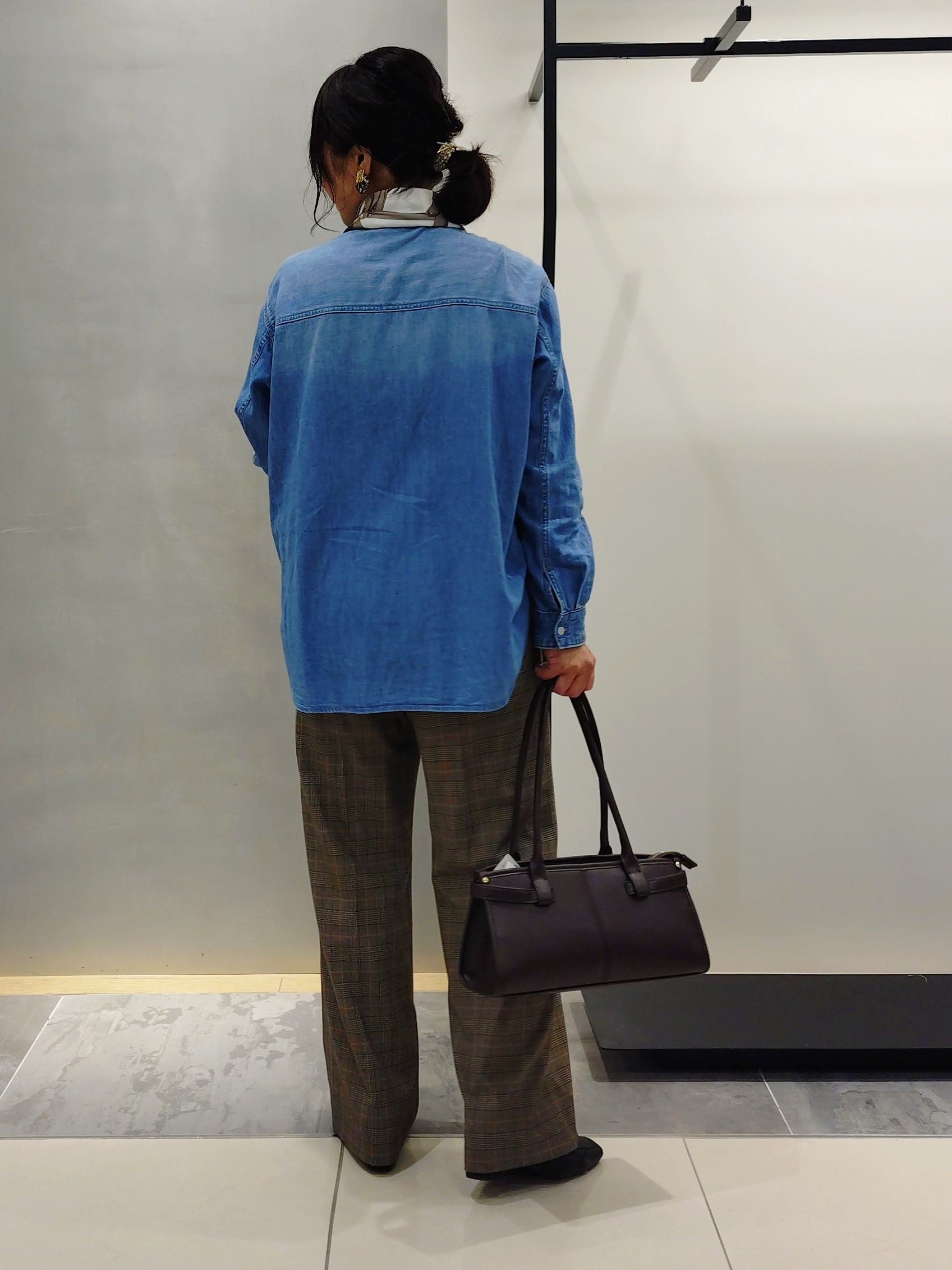 TOMOMIさんの「INDIVI｜【洗濯機OK／ストレッチ◎】ストレートワイドパンツ」を使ったコーディネート