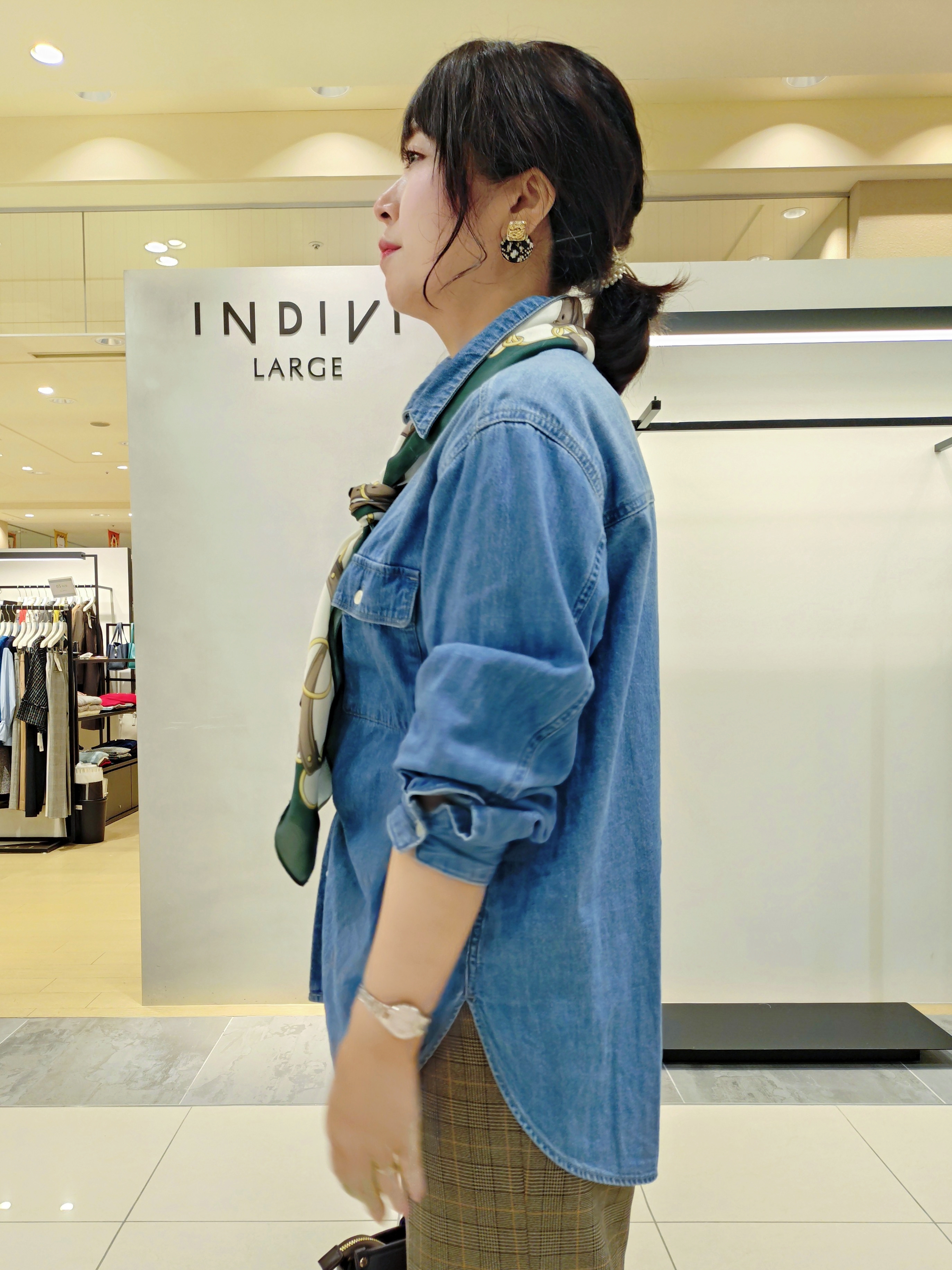 TOMOMIさんの「INDIVI｜【洗濯機OK／ストレッチ◎】ストレートワイドパンツ」を使ったコーディネート