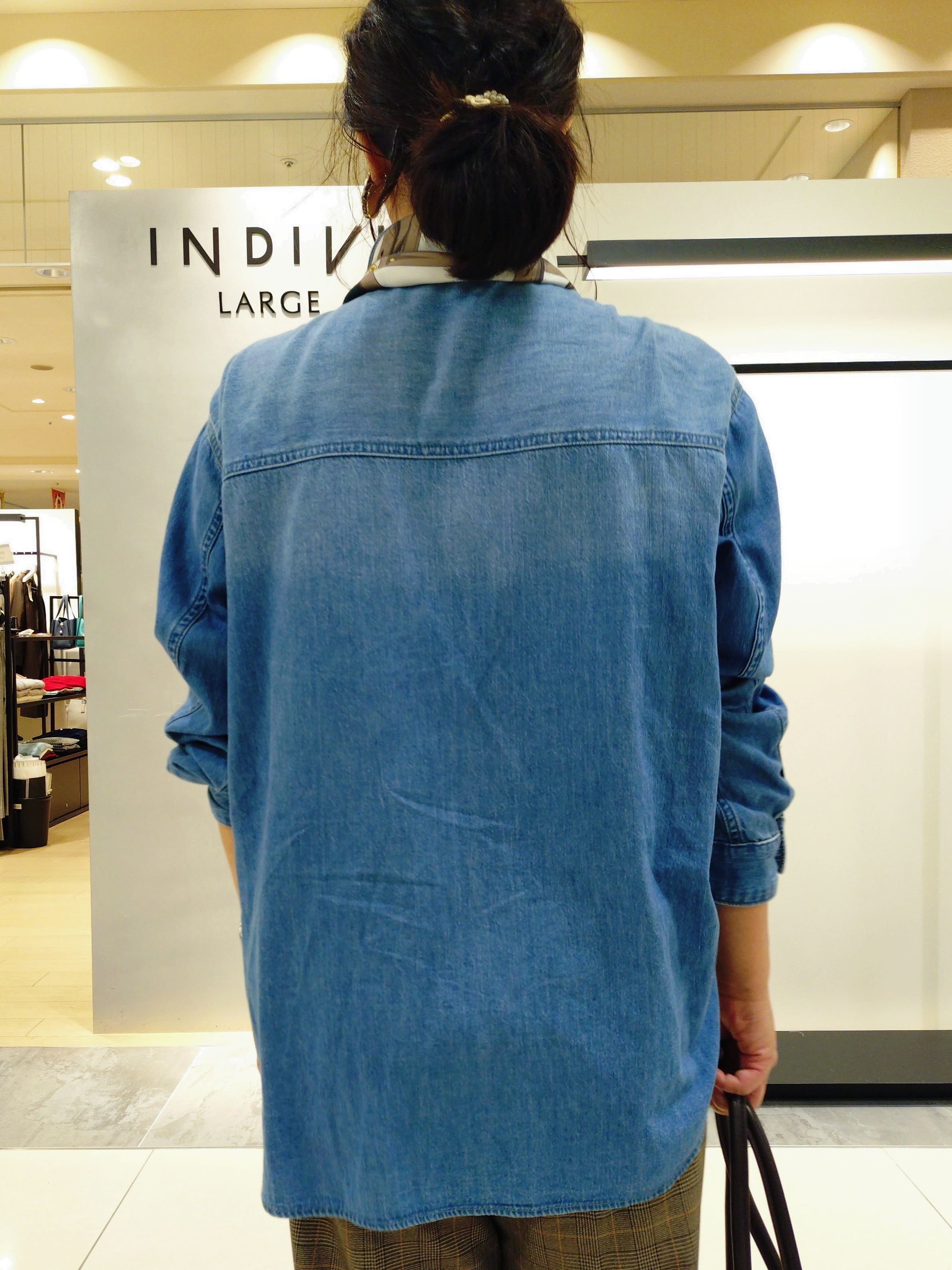 TOMOMIさんの「INDIVI｜【洗濯機OK／ストレッチ◎】ストレートワイドパンツ」を使ったコーディネート