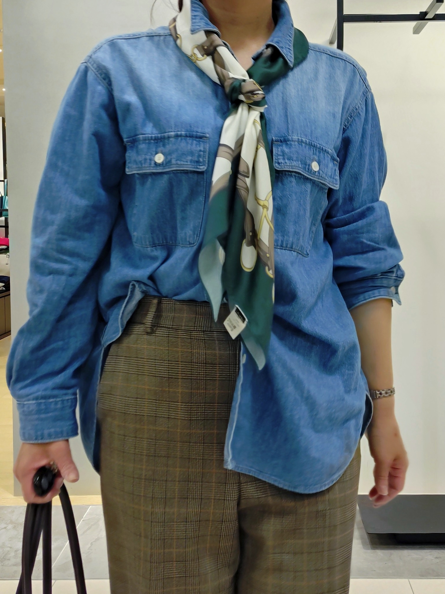TOMOMIさんの「INDIVI｜【洗濯機OK／ストレッチ◎】ストレートワイドパンツ」を使ったコーディネート