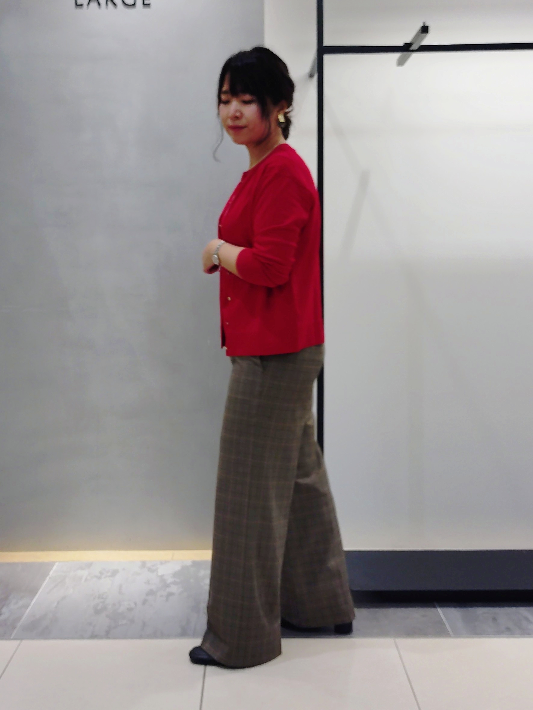 TOMOMIさんの「INDIVI｜【洗濯機OK／ストレッチ◎】ストレートワイドパンツ」を使ったコーディネート