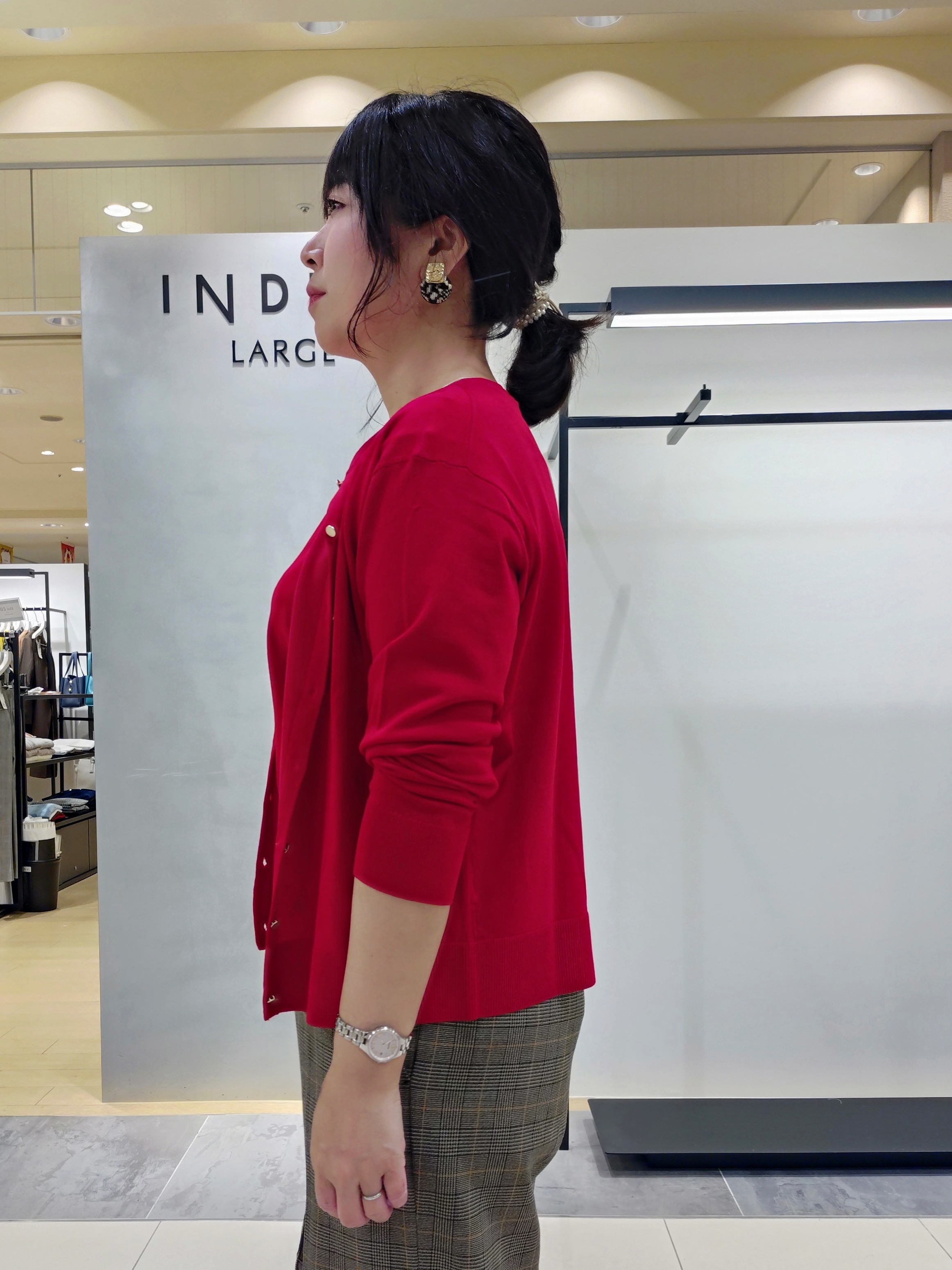 TOMOMIさんの「INDIVI｜【洗濯機OK／ストレッチ◎】ストレートワイドパンツ」を使ったコーディネート