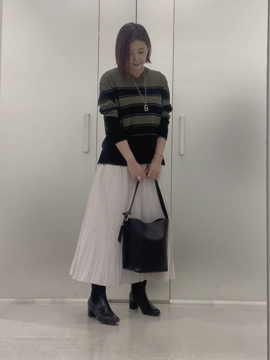 まどかさんの「UNTITLED｜【顔周りすっきり/体型カバー】ドライタッチVネックニットプルオーバー」を使ったコーディネート