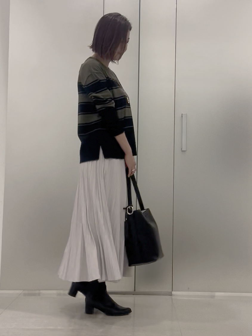 まどかさんの「UNTITLED｜【顔周りすっきり/体型カバー】ドライタッチVネックニットプルオーバー」を使ったコーディネート