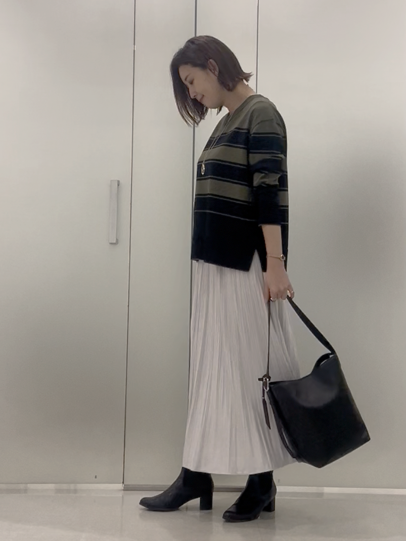 まどかさんの「UNTITLED｜【顔周りすっきり/体型カバー】ドライタッチVネックニットプルオーバー」を使ったコーディネート