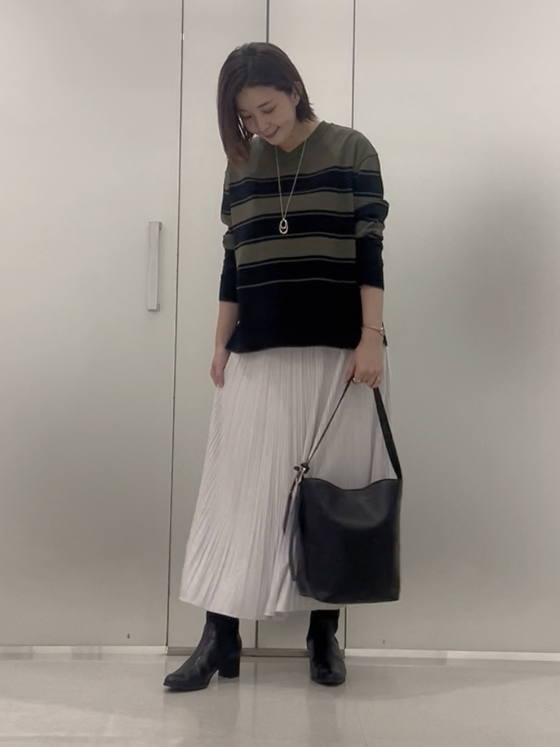 まどかさんの「UNTITLED｜【顔周りすっきり/体型カバー】ドライタッチVネックニットプルオーバー」を使ったコーディネート