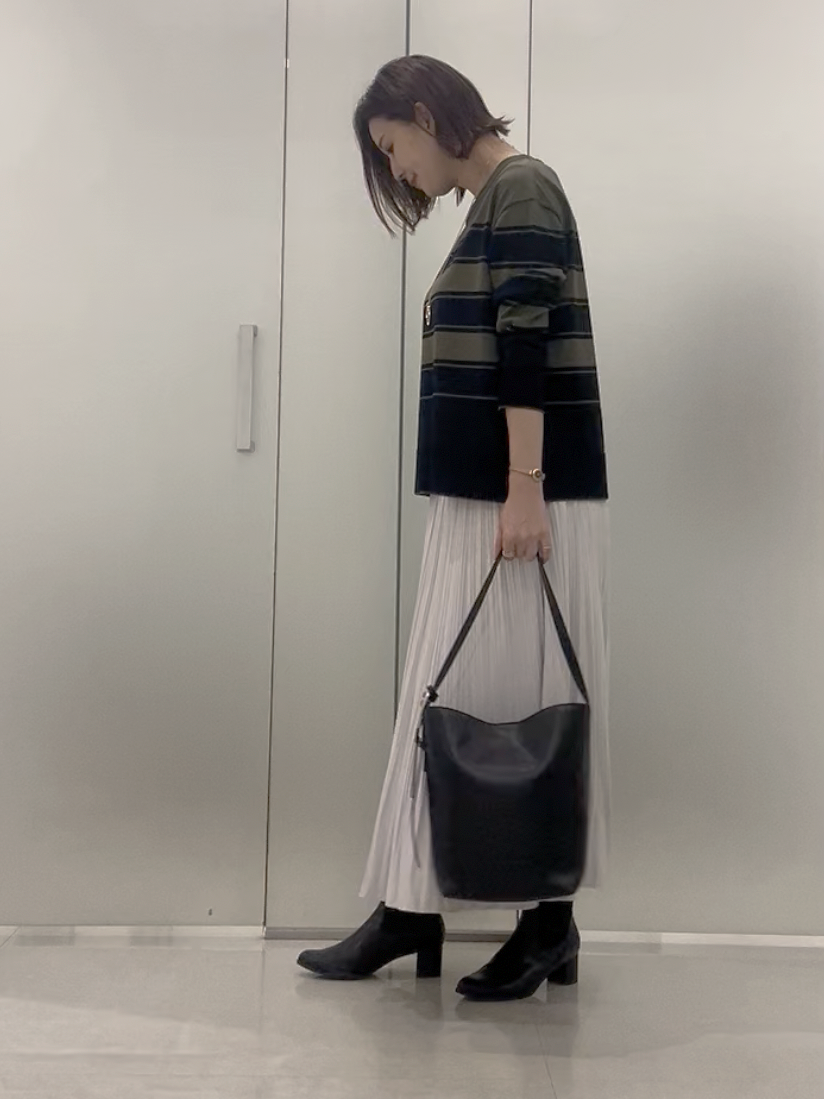 まどかさんの「UNTITLED｜【顔周りすっきり/体型カバー】ドライタッチVネックニットプルオーバー」を使ったコーディネート