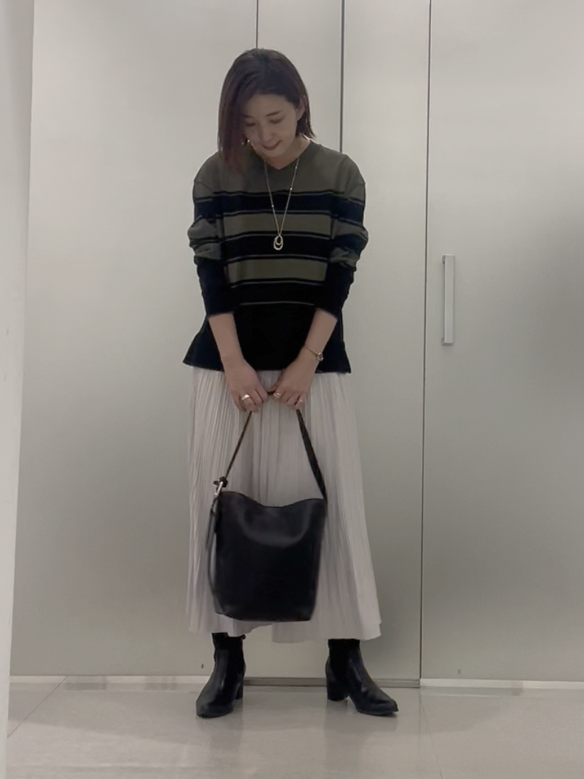 まどかさんの「UNTITLED｜【顔周りすっきり/体型カバー】ドライタッチVネックニットプルオーバー」を使ったコーディネート
