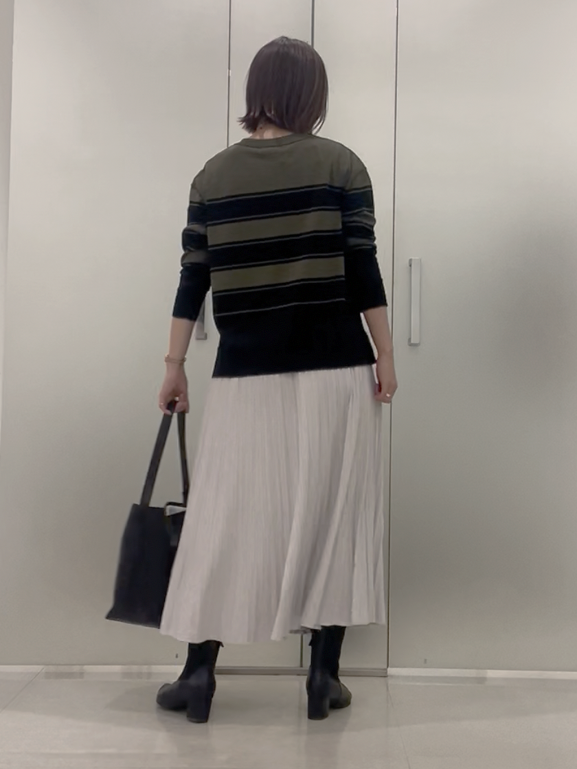 まどかさんの「UNTITLED｜【顔周りすっきり/体型カバー】ドライタッチVネックニットプルオーバー」を使ったコーディネート