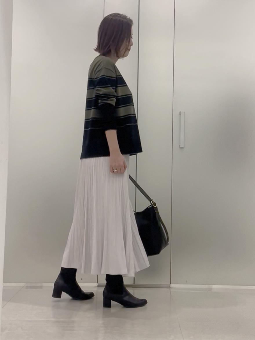 まどかさんの「UNTITLED｜【顔周りすっきり/体型カバー】ドライタッチVネックニットプルオーバー」を使ったコーディネート