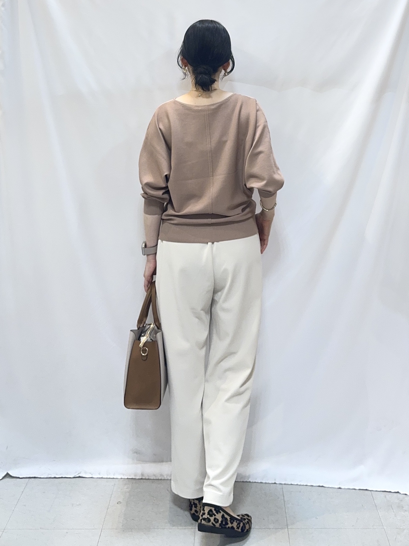 𝐇𝐢𝐫𝐨𝐦𝐢さんの「SHOO･LA･RUE｜【洗濯機可】軽やかさらタッチ インせず着られる すっきり見えドルマンニット」を使ったコーディネート
