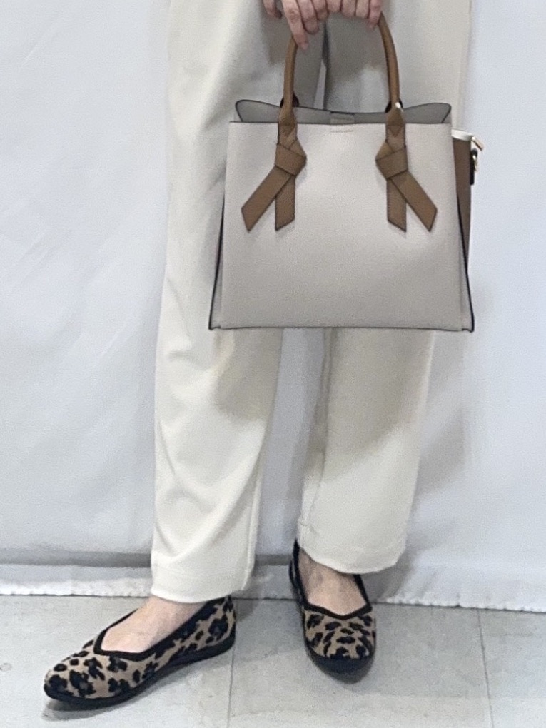 𝐇𝐢𝐫𝐨𝐦𝐢さんの「SHOO･LA･RUE｜【洗濯機可】軽やかさらタッチ インせず着られる すっきり見えドルマンニット」を使ったコーディネート