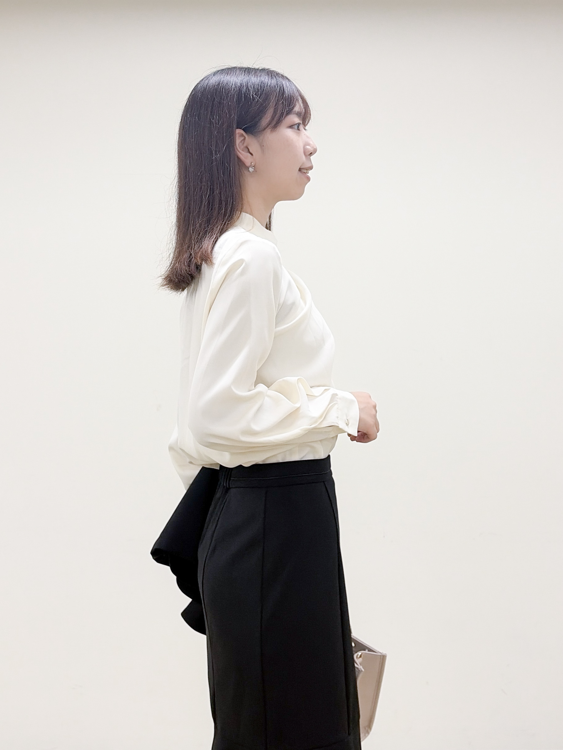 yurinaさんの「index｜ゴールドモチーフ付きボウタイブラウス【洗濯機OK／イージーアイロン】」を使ったコーディネート